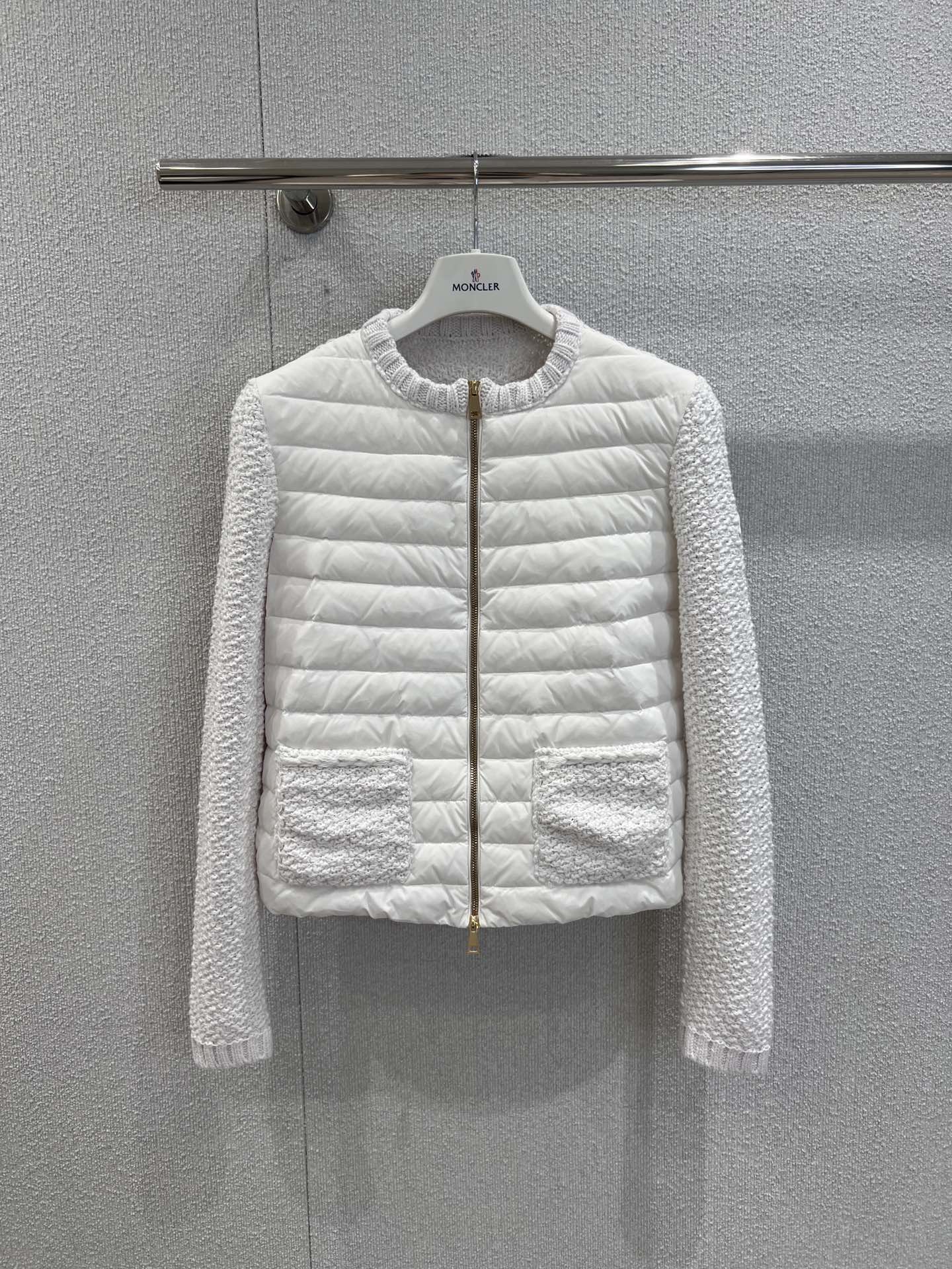 NO:547791,With dust bag Moncle* 25Fw early autumn new style spliced ​​knitted down jacket丨Exclusive yb development!  High-end production!  The down body is made of brand-name lightweight down fabric, full of filling but no bloated feeling; the sleeves and pockets are knitted with tweed texture, delicate texture and retro tone, short slim silhouette, neatly modifying the body proportions; the round neck design is suitable for various inner wear, the metal zipper is smooth and textured, and the edge-closing process of the knitted neckline and cuffs is exquisite, bringing new possibilities to early autumn outfits. S/M/L real-life details pictures are available in stock, down jacket, alexander wang19860909配防尘袋 Moncle* 25Fw早秋新款 拼接针织羽绒服丨独家yb开发！高版出品！羽绒主体采用品牌专利轻量羽绒面料,充绒饱满却无臃肿感；衣袖与口袋则运用粗花呢质感针织,纹理细腻且自带复古腔调,短款修身廓形,利落修饰身形比例；圆领设计适配各种内搭,金属拉链顺滑有质感,针织领口与袖口的收边工艺精致度拉满.为早秋穿搭带来全新可能.现货发售S/M/L实拍细节图,,down jacket,alexander wang,Women's clothing