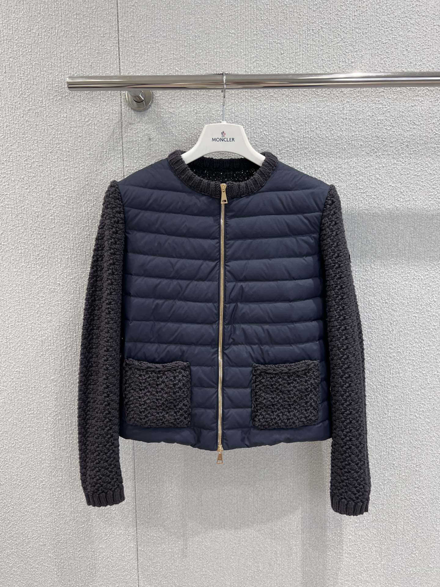 NO:547802,With dust bag Moncle* 25Fw early autumn new style spliced ​​knitted down jacket丨Exclusive yb development!  High-end production!  The down body is made of brand-name lightweight down fabric, full of filling but no bloated feeling; the sleeves and pockets are knitted with tweed texture, delicate texture and retro tone, short slim silhouette, neatly modifying the body proportions; the round neck design is suitable for various inner wear, the metal zipper is smooth and textured, and the edge-closing process of the knitted neckline and cuffs is exquisite, bringing new possibilities to early autumn outfits. S/M/L real-life details pictures are available in stock, down jacket, alexander wang19860909配防尘袋 Moncle* 25Fw早秋新款 拼接针织羽绒服丨独家yb开发！高版出品！羽绒主体采用品牌专利轻量羽绒面料,充绒饱满却无臃肿感；衣袖与口袋则运用粗花呢质感针织,纹理细腻且自带复古腔调,短款修身廓形,利落修饰身形比例；圆领设计适配各种内搭,金属拉链顺滑有质感,针织领口与袖口的收边工艺精致度拉满.为早秋穿搭带来全新可能.现货发售S/M/L实拍细节图,,down jacket,alexander wang,Women's clothing