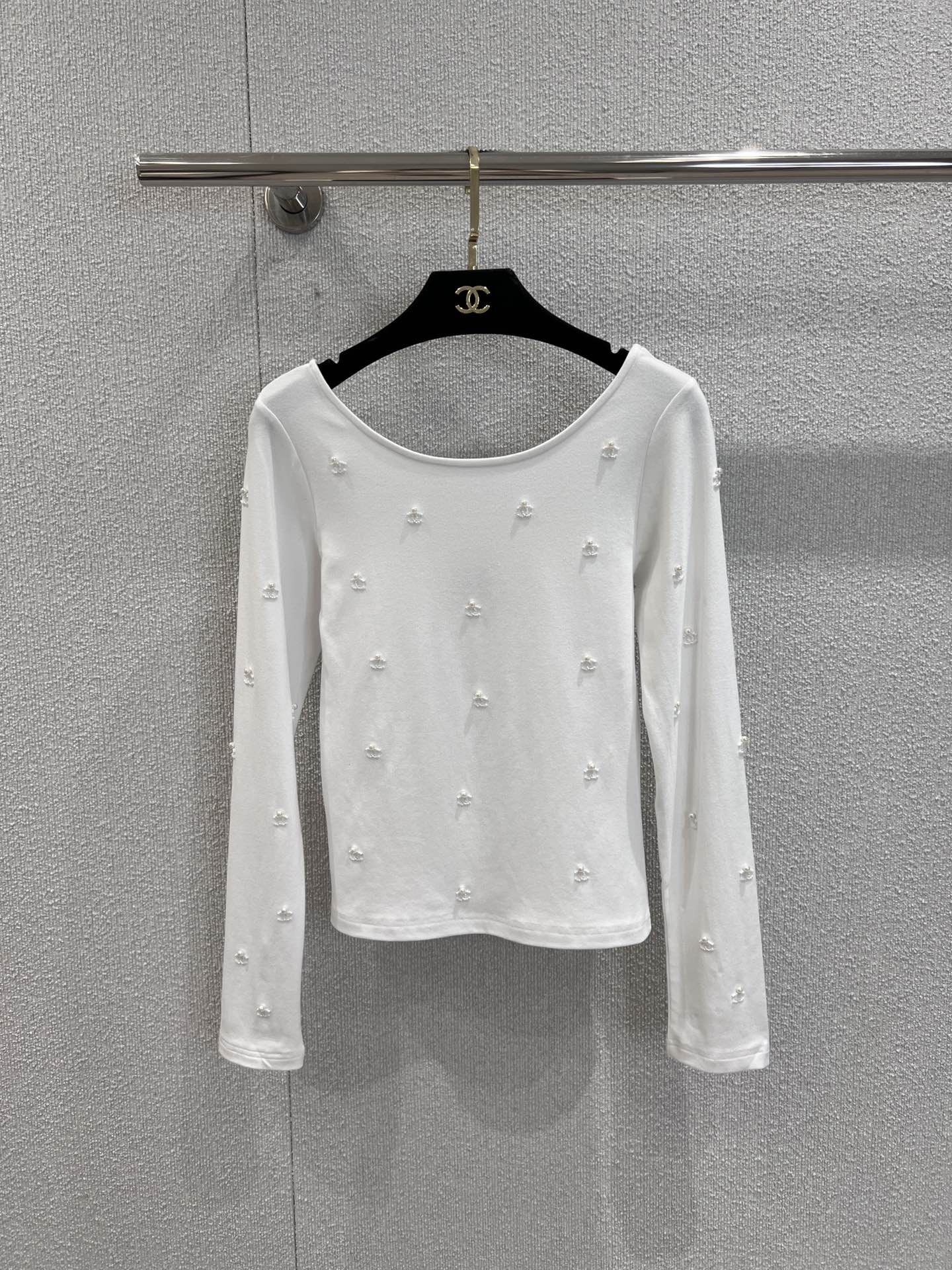 NO:547777,Support for replacement Chane* 25fW early autumn new style, double C nail beaded logo one-shoulder long-sleeved T-shirt | Exclusive high-end production!  The body is covered with hand-nailed pearls and double C logos. Each pearl is shiny and lustrous. Each double C details are exquisite and three-dimensional. It adopts a one-length neck off-shoulder design. The front is simple and atmospheric, and the back is large U-shaped back cut, which fully displays the softness of the shoulder and neck lines while walking. The slim fits the body but has no sense of restraint, and it also retains comfort while outlining the curves. Inject high-end and recognizable into the early autumn wardrobe. S/M/L real-life details pictures, chanel, tees, t-shirt, alexander wang19860909支持换款 Chane* 25fW早秋新款 双C钉珠标识一字肩长袖T恤丨独家高版出品！衣身满布手工钉制的珍珠与双C标识,每一颗珍珠光泽莹润,每一处双C细节精致立体,采用一字领露肩设计,正面简约大气,背面大U型露背剪裁,行走间尽展肩颈线条的柔美；修身版型贴合身形却无束缚感,勾勒曲线的同时保留舒适度.为早秋衣橱注入高级感与辨识度.现货发售S/M/L实拍细节图,,chanel,tees，t-shirt,alexander wang,Women's clothing