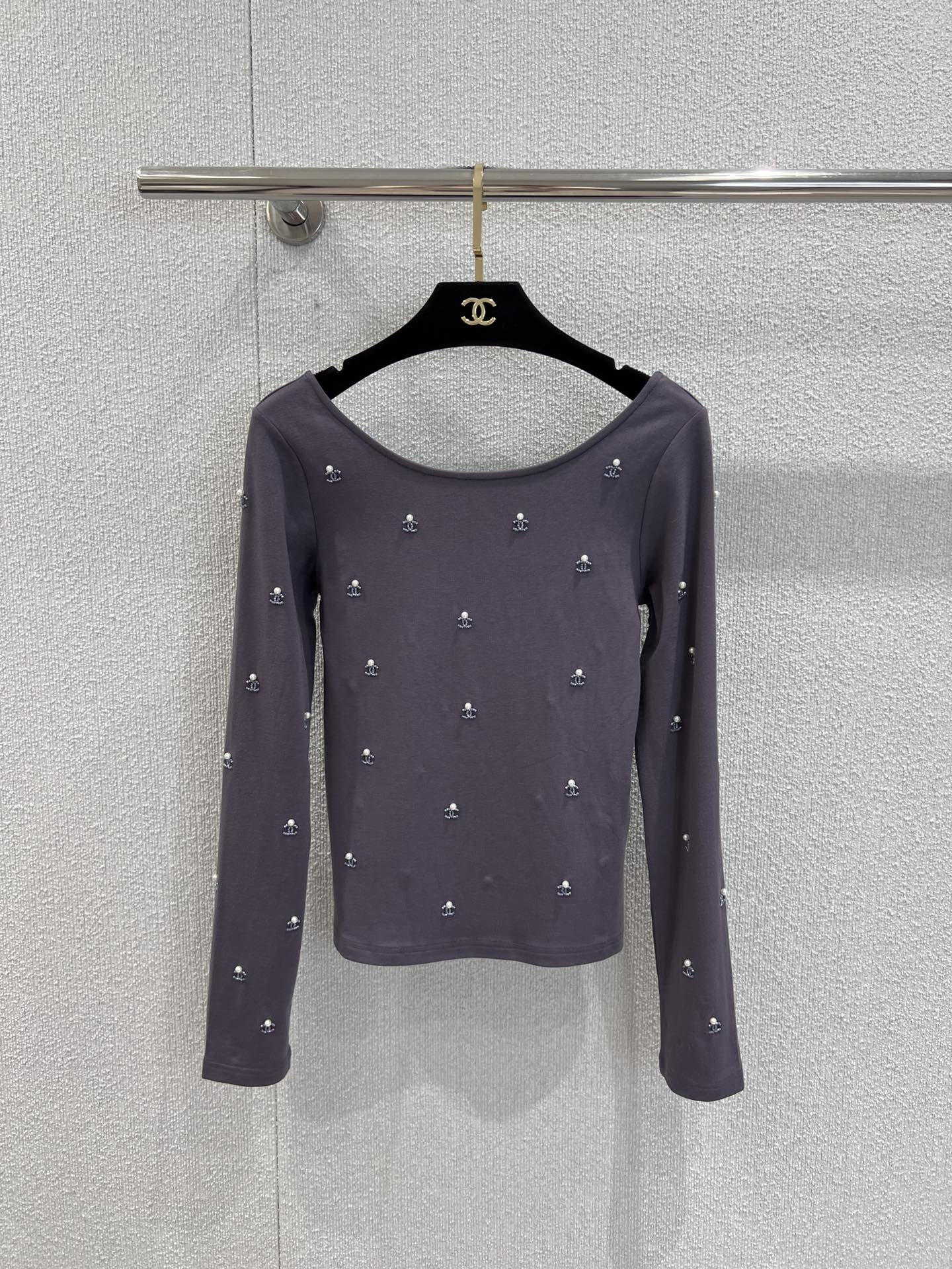 NO:547784,Support for replacement Chane* 25fW early autumn new style, double C nail beaded logo one-shoulder long-sleeved T-shirt | Exclusive high-end production!  The body is covered with hand-nailed pearls and double C logos. Each pearl is shiny and lustrous. Each double C details are exquisite and three-dimensional. It adopts a one-length neck off-shoulder design. The front is simple and atmospheric, and the back is large U-shaped back cut, which fully displays the softness of the shoulder and neck lines while walking. The slim fits the body but has no sense of restraint, and it also retains comfort while outlining the curves. Inject high-end and recognizable into the early autumn wardrobe. S/M/L real-life details pictures, chanel, tees, t-shirt, alexander wang19860909支持换款 Chane* 25fW早秋新款 双C钉珠标识一字肩长袖T恤丨独家高版出品！衣身满布手工钉制的珍珠与双C标识,每一颗珍珠光泽莹润,每一处双C细节精致立体,采用一字领露肩设计,正面简约大气,背面大U型露背剪裁,行走间尽展肩颈线条的柔美；修身版型贴合身形却无束缚感,勾勒曲线的同时保留舒适度.为早秋衣橱注入高级感与辨识度.现货发售S/M/L实拍细节图,,chanel,tees，t-shirt,alexander wang,Women's clothing