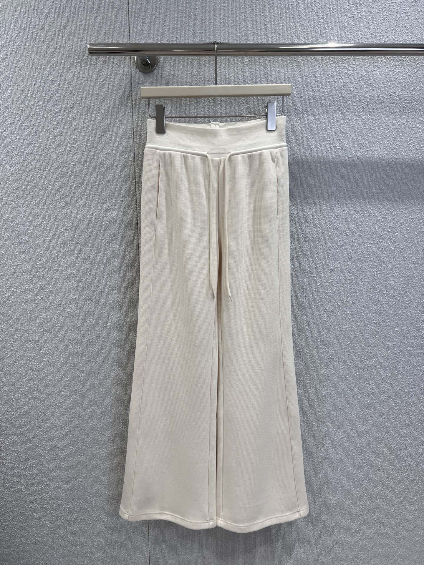 NO:548506,Supports exchange. Chane* 25Fw new autumn and winter letter jacquard drawstring wide-leg trousers丨Exclusive high-end version!  The wide-leg cut with a strong sense of drape is friendly to all body shapes. It has an aura when walking. The fabric is soft but crisp. It can be worn alone to keep warm in autumn and winter, and can also be layered to support the look. Whether it is paired with a short waistless top to create a hot girl style, or combined with an oversize jacket to create a lazy heroine look, it can be perfectly suited. Ready-made S/M/L real shot details, chanel, versace, jackets & coats, alexander wang19860909支持换款 Chane* 25Fw秋冬新款 字母提花抽绳阔腿长裤丨独家高版出品！垂坠感极强的阔腿剪裁,对各种身形友好,行走间自带气场,面料软糯却不失挺括,秋冬单穿保暖,叠穿也能撑起造型层次.无论是搭配短款露腰上衣打造辣妹风格,还是与oversize外套组合出慵懒大女主感,它都能完美适配.现货发售S/M/L实拍细节图,,chanel,versace,jackets & coats,alexander wang,Women's clothing