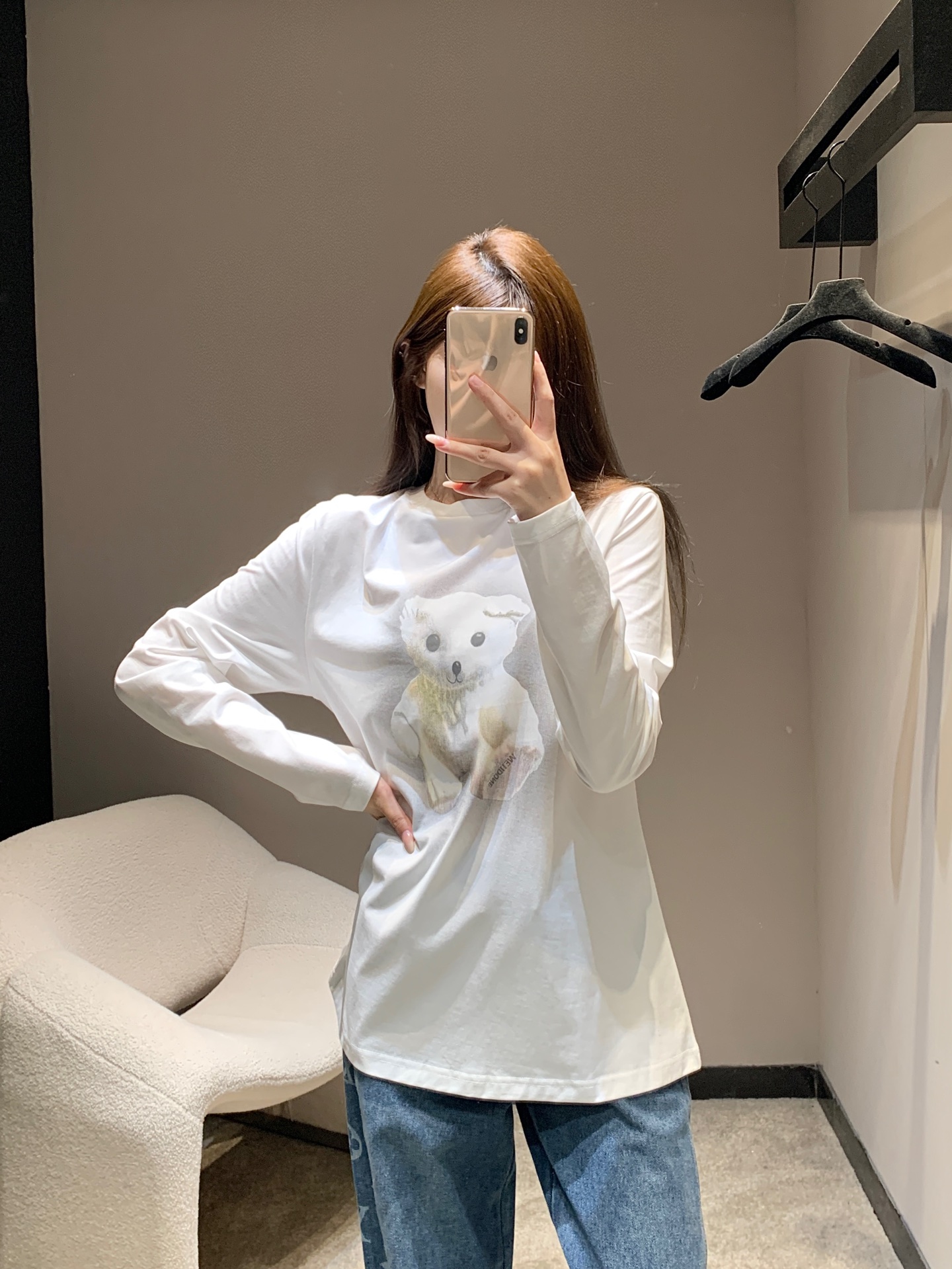 NO:547795,We11don* 25Fw early autumn new style Bear letter printed long-sleeved T-shirt丨Exclusive high-end production!  The front is a cute little bear with an old texture, with a cute expression and a retro filter; the back is the brand's iconic three-dimensional letters, loose round neck and long sleeves, which are friendly to all kinds of body shapes. It can not only create the sweet and spicy feeling of missing bottoms, but also layered inside to highlight the layering. It is a universal brand for early autumn outfits. S/M/L, tees, t-shirt, alexander wang19860909We11don* 25Fw早秋新款 小熊字母印花长袖T恤丨独家高版出品！正面是做旧质感的萌系小熊,神态憨态可掬,自带复古滤镜；背面是品牌标志性的立体字母,宽松圆领长袖版型,对各种身形友好,既能单穿打造下衣失踪的甜辣感,又能内搭叠穿凸显层次感,是早秋穿搭的万能牌.现货发售S/M/L,,tees，t-shirt,alexander wang,Women's clothing