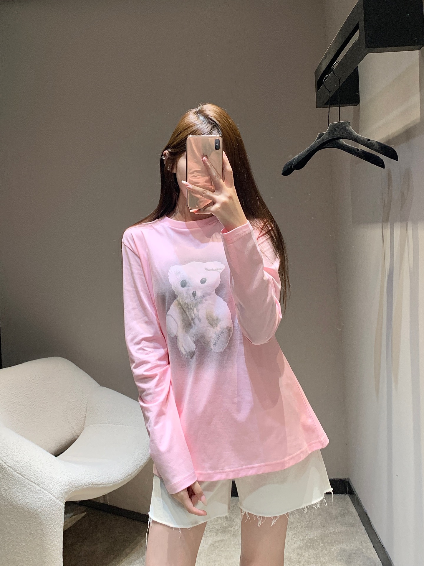 NO:547806,We11don* 25Fw early autumn new style Bear letter printed long-sleeved T-shirt丨Exclusive high-end production!  The front is a cute little bear with an old texture, with a cute expression and a retro filter; the back is the brand's iconic three-dimensional letters, loose round neck and long sleeves, which are friendly to all kinds of body shapes. It can not only create the sweet and spicy feeling of missing bottoms, but also layered inside to highlight the layering. It is a universal brand for early autumn outfits. S/M/L, tees, t-shirt, alexander wang19860909We11don* 25Fw早秋新款 小熊字母印花长袖T恤丨独家高版出品！正面是做旧质感的萌系小熊,神态憨态可掬,自带复古滤镜；背面是品牌标志性的立体字母,宽松圆领长袖版型,对各种身形友好,既能单穿打造下衣失踪的甜辣感,又能内搭叠穿凸显层次感,是早秋穿搭的万能牌.现货发售S/M/L,,tees，t-shirt,alexander wang,Women's clothing