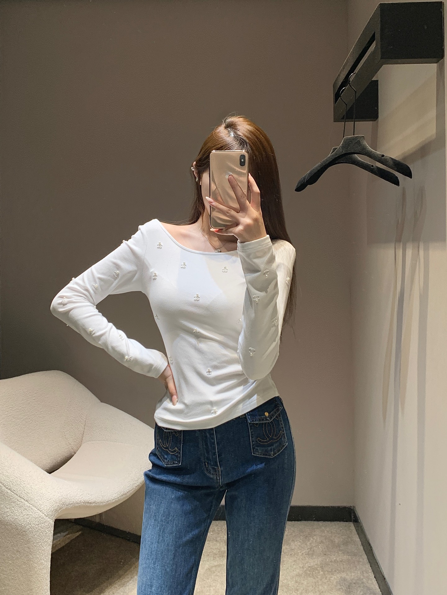 NO:547780,Chane* 25fW early autumn new style Double C beaded logo one-shoulder long-sleeved T-shirt | Exclusive high-end version!  The body of the dress is covered with hand-nailed pearls and double C logos. Each pearl is shiny and shiny, and every double C detail is exquisite and three-dimensional. It adopts a one-line collar and off-shoulder design. The front is simple and elegant, and the back is cut in a large U-shaped backless shape, showing off the softness of the shoulder and neck lines while walking; slimming  The body shape fits the body shape without any sense of restraint, and outlines the curves while retaining comfort. It injects a sense of luxury and recognition into the early autumn wardrobe. Available in stock S/M/L, chanel, tees, t-shirt, alexander  wang19860909Chane* 25fW早秋新款 双C钉珠标识一字肩长袖T恤丨独家高版出品！衣身满布手工钉制的珍珠与双C标识,每一颗珍珠光泽莹润,每一处双C细节精致立体,采用一字领露肩设计,正面简约大气,背面大U型露背剪裁,行走间尽展肩颈线条的柔美；修身版型贴合身形却无束缚感,勾勒曲线的同时保留舒适度.为早秋衣橱注入高级感与辨识度.现货发售S/M/L,,chanel,tees，t-shirt,alexander wang,Women's clothing