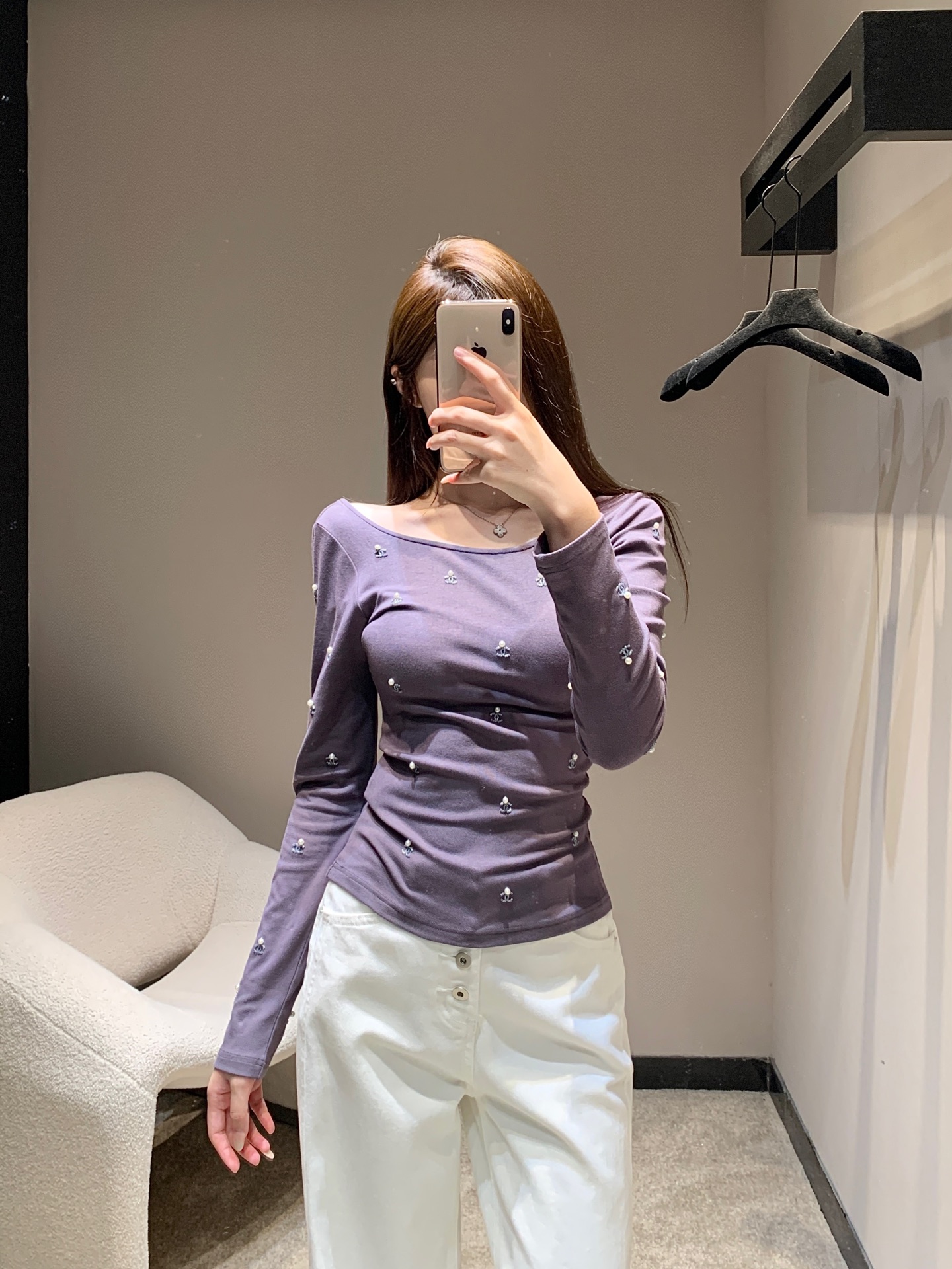 NO:547787,Chane* 25fW early autumn new style, double C nail beaded logo one-shoulder long-sleeved T-shirt丨Exclusive high-end production!  The clothes are covered with hand-nailed pearls and double C logos. Each pearl is shiny and lustrous. Each double C details are exquisite and three-dimensional. It adopts a one-length neck off-shoulder design. The front is simple and atmospheric, and the back is large U-shaped back cut, which fully displays the softness of the shoulder and neck lines while walking. The slim fits the body but has no sense of restraint, and it also retains comfort while outlining the curves. Inject high-end and recognizable into the early autumn wardrobe. S/M/L, chanel,tees, t-shirt, alexander wang19860909Chane* 25fW早秋新款 双C钉珠标识一字肩长袖T恤丨独家高版出品！衣身满布手工钉制的珍珠与双C标识,每一颗珍珠光泽莹润,每一处双C细节精致立体,采用一字领露肩设计,正面简约大气,背面大U型露背剪裁,行走间尽展肩颈线条的柔美；修身版型贴合身形却无束缚感,勾勒曲线的同时保留舒适度.为早秋衣橱注入高级感与辨识度.现货发售S/M/L,,chanel,tees，t-shirt,alexander wang,Women's clothing