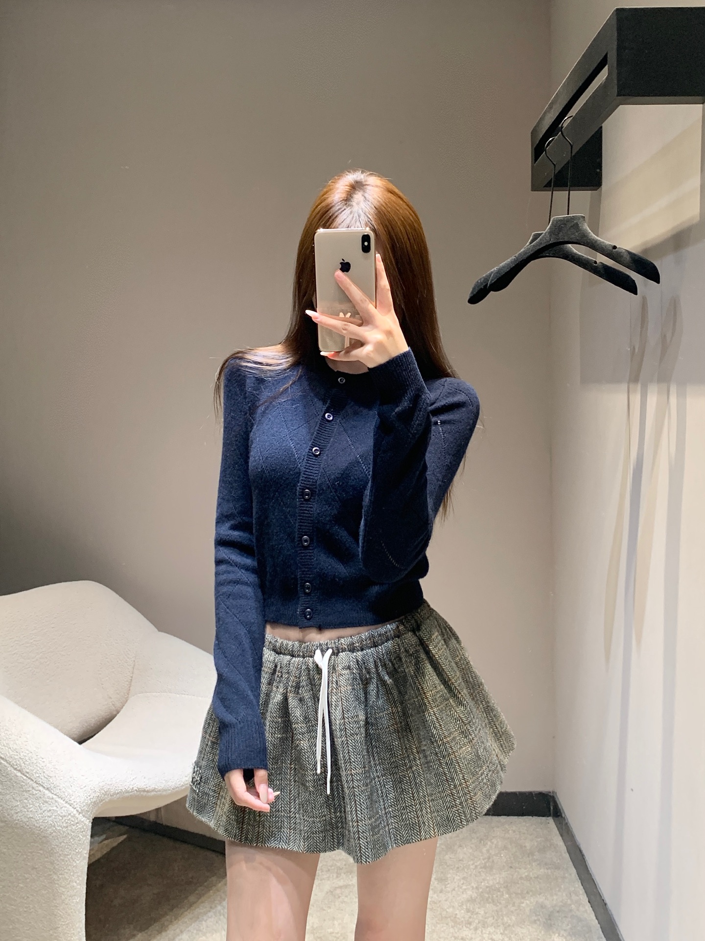 NO:547817,Prad* 25Fw early autumn new style retro diamond cashmere knitted cardigan丨Exclusive yb development!  High-end production!  Using top-grade cashmere knitted, the touch is soft and glutinous, skin-friendly and warm, both online; round neck slim-fitting, neatly outline the shoulder and neck lines, short silhouette raises the waistline, single-row button design is simple and atmospheric, retro diamond pattern is presented with precision knitting technology, the texture is three-dimensional and rhythmic, and the low-key exudes a sense of exquisiteness. S/M/L on sale in stock, prada, alexander wang19860909Prad* 25Fw早秋新款 复古菱格羊绒针织开衫丨独家yb开发！高版出品！采用顶级山羊绒编织,触感软糯如云,亲肤性与保暖性双在线；圆领修身剪裁,利落勾勒肩颈线条,短款廓形拉高腰线,单排纽扣设计简约大气,复古菱格纹以精密针织工艺呈现,纹理立体且富有韵律,低调中透着精致感.现货发售S/M/L,,prada,alexander wang,Women's clothing