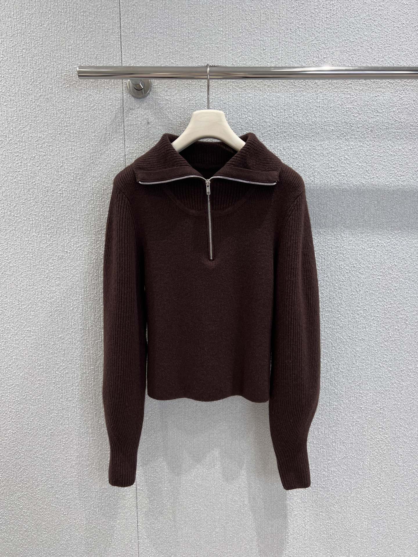 NO:548569,Support replacement Lemair* 25Fw autumn and winter new style minimalist style semi-zippered knitted sweater丨Exclusive yb development!  High-end production!  The dark brown tone comes with a retro filter, which is soft and textured; the semi-zippered large lapel design is very recognizable, and the pull-up can create the ability of a casual stand-up collar, and it can also unlock the lazy tone of the lapel. The cold luster of the metal zipper collides with the warm texture of the knitted, allowing the simple style to hide the tension of the details. S/M/L real-time details pictures are available in stock, sweaters, alexander wang19860909支持换款 Lemair* 25Fw秋冬新款 极简风半拉链针织毛衣丨独家yb开发！高版出品！深棕色调自带复古滤镜,柔和又显质感；半拉链大翻领设计极具辨识度,拉合之间,可塑造随性立领的干练,也可解锁翻领的慵懒腔调,金属拉链的冷冽光泽与针织的温暖肌理碰撞,让简约款型暗藏细节张力.现货发售S/M/L实拍细节图,,sweaters,alexander wang,Women's clothing