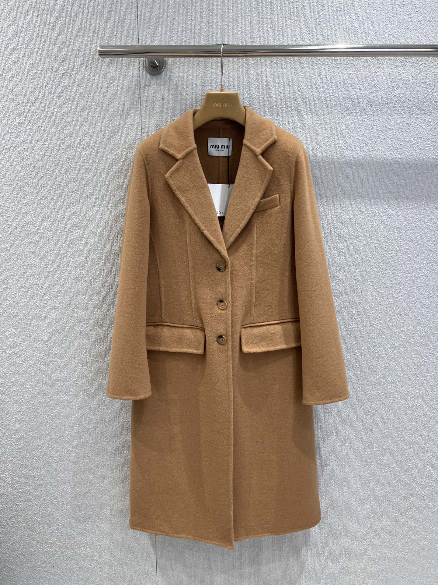 NO:549105,With dust bag Miumi* 25Fw autumn and winter new style Milk tea wool blended lapel straight wool jacket | Exclusive high-end production!  Select high-quality wool blend fabric, which feels soft and delicate as clouds, and has a sense of warmth and drape. The ready-to-wear is crisp and stylish but not without gentleness. The smoothness of high-end fashion while walking allows you to embrace warmth in the cold wind and maintain the exquisiteness of the shape. S/M/L real-life details pictures on sale, miumiu, jackets & coats, alexander wang19860909配防尘袋 Miumi* 25Fw秋冬新款 奶茶羊毛混纺翻领直筒毛呢外套丨独家高版出品！甄选高品质羊毛混纺面料,触感柔软细腻如云朵,保暖性与垂坠感兼具.成衣挺括有型却不失温柔,行走间自带高级时装的流畅感,让你在寒风中既能拥抱温暖,又能保持造型的精致度.现货发售S/M/L实拍细节图,,miumiu,jackets & coats,alexander wang,Women's clothing