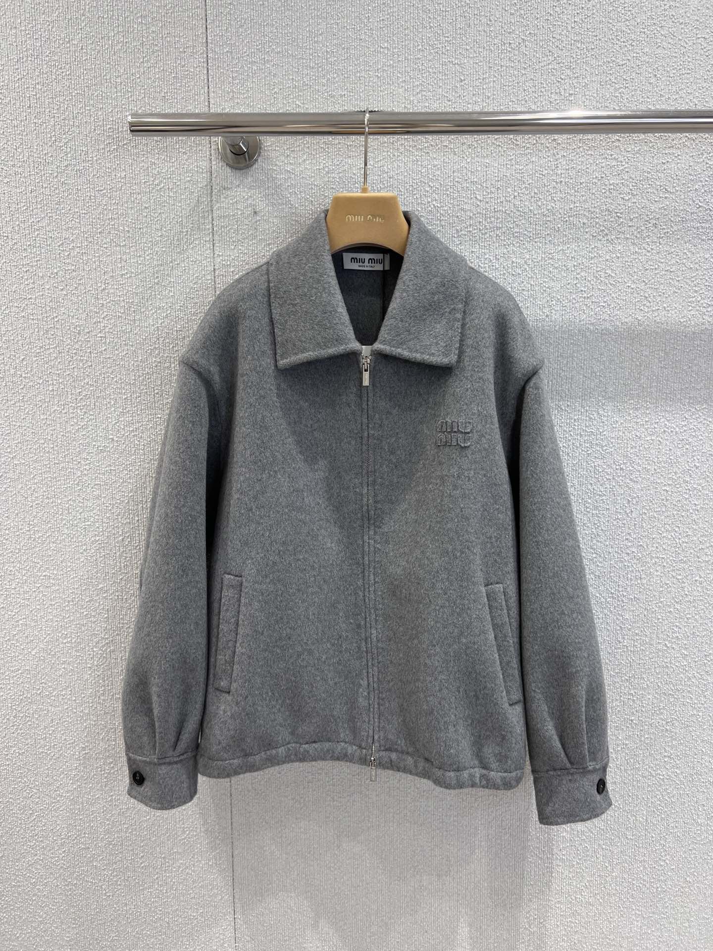 NO:547831,Support replacement MiuMi* 25Fw autumn and winter new style simple style double-layer wool zipper jacket | Exclusive yb development!  High-end production!  Wool Niang material, soft and warm, super suitable for wearing in autumn and winter! Small lapel + zipper design, simple and elegant, low-key and noble. Gray versatile, bright color inner wear or Grey series are very outstanding, and you can wear it for commuting and leisure. The hem and cuffs are elastic and tight, comfortable and show your figure, French retro style, a must-have for fashionable wardrobe! 'Paired with the same series of pants or skirts, easy to get high-end outfits~ S/M/L real-life details pictures on sale, miumiu, skirts, jackets & coats, jackets & coats, alexander wang19860909支持换款 MiuMi* 25Fw秋冬新款 简约风双层羊毛拉链夹克外套丨独家yb开发！高版出品！羊毛尼材质,柔软又保暖,秋冬穿超合适!小翻领+拉链设计,简约大方,低调贵气.灰色百搭,配亮色内搭或格雷系都很出彩,通勤休闲都能穿.衣摆和袖口松紧收腰,舒适又显身材,法式复古风,时髦精衣橱必备! ”搭配同系列裤装或裙装,轻松get高级感穿搭~现货发售S/M/L实拍细节图,,miumiu,skirts,jackets & coats,jackets & coats,alexander wang,Women's clothing