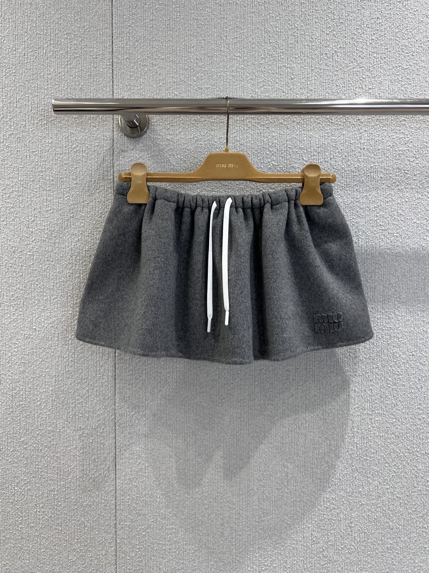 NO:547841,Support replacement MiuMi* 25Fw autumn and winter new style, gray drawstring wool nis skirt | Exclusive yb development!  High-end production!  Wool wrought-spinned material, soft and comfortable, and it is very suitable for autumn and winter outfits! The drawstring design can be adjusted freely and tightly, and the matching is flexible. The fluffy skirt shape modifies the leg lines, making it look slim and tall. Gray is low-key and versatile, and it is easy to match with red or dark blue items, easy to get sweet and cool or retro style, and can be held on commuting and dates! Miu has always had a girlish and high-end feeling, fashionable and practical, a must-have for the wardrobe! S/M/L real-life details pictures on sale, miumiu, skirts, alexander wang19860909支持换款 MiuMi* 25Fw秋冬新款 灰色抽绳羊毛尼短裙丨独家yb开发！高版出品！羊毛精纺材质,柔软舒适,秋冬穿搭超适合!抽绳设计可自由调节松紧,搭配灵活,蓬蓬裙型修饰腿部线条,显瘦又显高.灰色低调百搭,随手搭配红色或深蓝色单品,轻松get甜酷or复古风,通勤约会都能hold住!Miu一贯的少女感和高级感兼具,时髦又实用,衣橱必备!现货发售S/M/L实拍细节图,,miumiu,skirts,alexander wang,Women's clothing