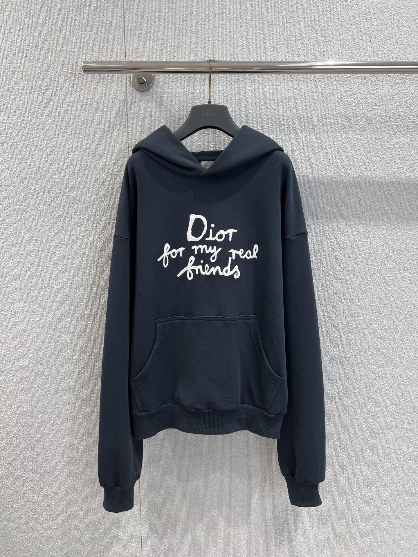 NO:548522,Support replacement Dio* 25Fw autumn and winter new style, artistic letter embroidered hooded sweatshirt丨Exclusive yb development!  High-end production!  Use heavy cotton fabric, with a crisp silhouette but not heavy, wearing it in early autumn, and layering in autumn and winter can also support the styling level. The oversize tailoring is friendly to all body shapes, the shoulder-drop design makes the shoulder line more relaxed, the hooded details retain the casualness of the street, the large pocket on the chest takes into account both practicality and styling, and the atmosphere is full when you insert the pocket. S/M/L real-life details pictures are available in stock, dior, versace, hoodie, sweatshirts, hats, alexander wang19860909支持换款 Dio* 25Fw秋冬新款 艺术字母刺绣连帽卫衣丨独家yb开发！高版出品！采用重磅棉感面料,挺括廓形却不厚重,早秋单穿利落,秋冬叠搭也能撑起造型层次.oversize剪裁对各种身形友好,落肩设计让肩线更显松弛,连帽细节保留了街头的随性,胸前大口袋则兼顾实用性与造型感,插兜瞬间氛围感拉满.现货发售S/M/L实拍细节图,,dior,versace,hoodie,sweatshirts,hats,alexander wang,Women's clothing