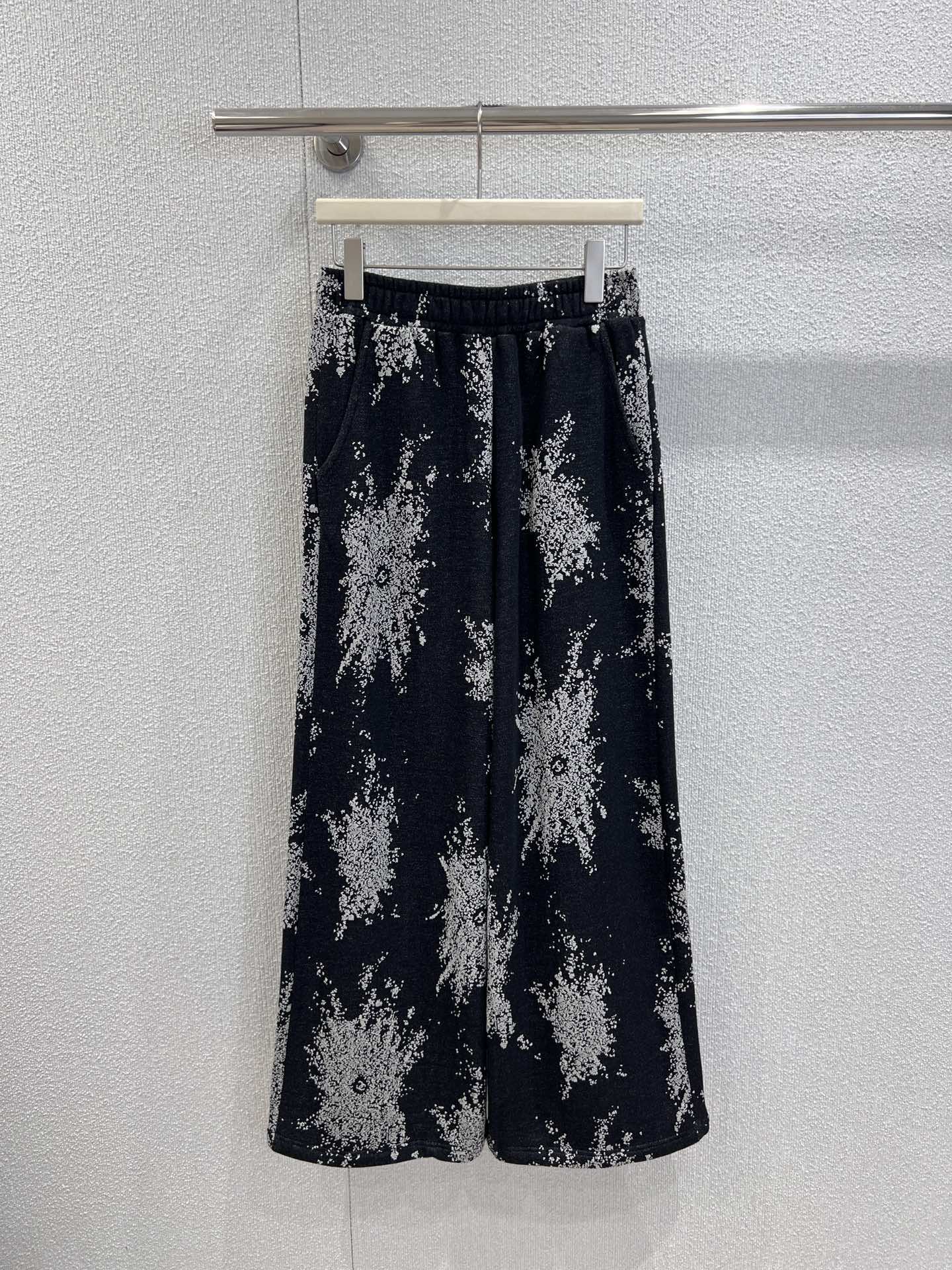 NO:548580,Supports exchange Chane* 25B Advanced Handicraft Workshop Series New Fireworks Contrast Color Trousers丨Exclusive high-end version!  The classic contrast of black and white turns into a totem of fireworks blooming in the sky. Every texture is like a hand-woven artistic stroke, casual and full of tension; the elastic waist design is both comfortable and neat, and the wide-leg silhouette gives the outfit a sense of relaxation. When walking, the trousers sway like fireworks spreading, and the high-luxury gene and street casualness are cleverly blended. Actual details of S/M/L ready for sale, chanel, alexander wang19860909支持换款 Chane* 25B高级手工坊系列新款 烟花撞色长裤丨独家高版出品！黑与白的经典撞色,化作漫天绽放的烟花图腾,每一处纹理都似手工编织的艺术笔触,随性又充满张力；松紧腰头设计兼顾舒适与利落,阔腿廓形则赋予穿搭松弛感,行走间,裤管摇曳如烟火蔓延,高奢基因与街头随性巧妙糅合.现货发售S/M/L实拍细节图,,chanel,alexander wang,Women's clothing