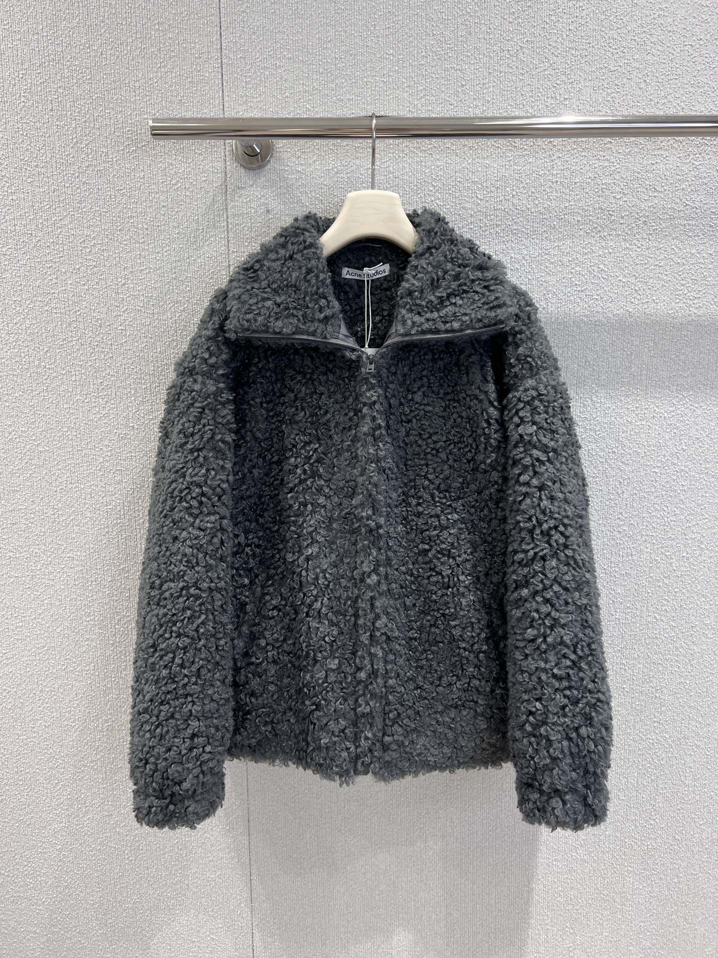 NO:548498,Support exchange Acne Studi*s 25Fw new autumn and winter stand-up collar plush zipper jacket丨Exclusively developed by yb!  High quality production!  The ultimate fusion of Nordic cool and warm velvet!  Made of densely curly plush material, it feels soft and fluffy but not bloated. It is an eye-catcher when worn alone in autumn and winter. It can also stand out with its texture when worn inside. The oversize tailoring is friendly to various body shapes, and the dropped shoulder design creates a casual and relaxed feeling. The pocket details are practical and stylish, and the atmosphere is full with the insertion of hands. Ready-made S/M/L real shot details,,acne studios,versace,jackets & coats,alexander wang19860909支持换款 Acne Studi*s 25Fw秋冬新款 立领毛绒拉链外套丨独家yb开发！高版出品！北欧酷感与温暖绒意的极致融合！采用密集卷曲毛绒材质,触感柔软蓬松却不显臃肿,秋冬单穿是吸睛焦点,内搭叠穿也能凭质感脱颖而出.oversize剪裁对各种身形友好,落肩设计营造随性松弛感,插袋细节兼顾实用性与造型感,双手一插便氛围感拉满.现货发售S/M/L实拍细节图,,acne studios,versace,jackets & coats,alexander wang,Women's clothing