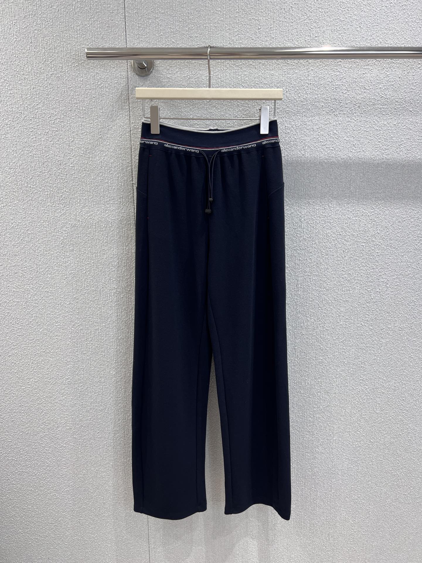 NO:549116,Support replacement of Alexand*r Wang 25Fw early autumn new style, letter waist drawstring straight trousers丨Exclusive high-end product!  The pants that go down from the waist are like flowing water to modify the leg shape, and the visual tension of 'legs are two meters long' is provided while walking; the drawstring design at the waist can be adjusted freely, and the letter webbing waist with full brand recognition is cleverly combined with the unruly and light luxury texture of the American street, and the metal buckle at the end of the drawstring adds a bit of neatness and coolness. S/M/L real-life details of the S/M/L are available in stock, alexander wang19860909支持换款Alexand*r Wang 25Fw早秋新款 字母腰头抽绳直筒长裤丨独家高版出品！采用垂坠直筒廓形,从腰头顺势而下的裤型如流水般修饰腿型,行走间自带“腿长两米”的视觉张力；腰间的抽绳设计可自由调节松紧,搭配品牌辨识度拉满的字母织带腰头,将美式街头的不羁与轻奢质感巧妙糅合,抽绳末端的金属扣细节更添几分利落酷感.现货发售S/M/L实拍细节图,,alexander wang,Women's clothing