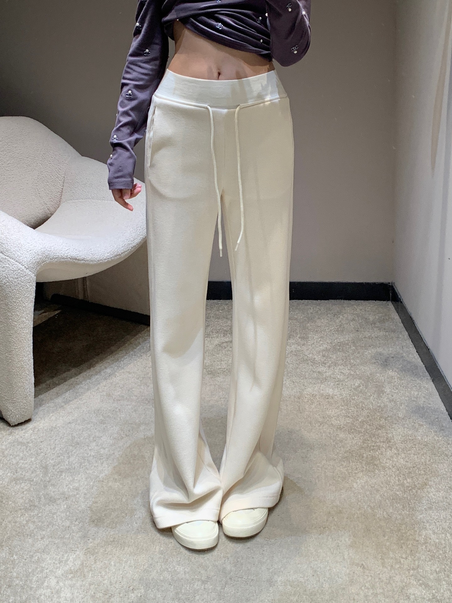 NO:548510,Chane* 25Fw autumn and winter new style letter jacquard drawstring wide-leg trousers丨Exclusive high-end production!  The wide-leg tailoring with a strong drape is friendly to all kinds of body shapes. It has aura when walking. The fabric is soft but not without being crisp. It is warm when worn alone in autumn and winter, and can also support the styling level. Whether it is paired with a short waist-exposed top to create a hot girl style or a lazy female protagonist with an oversize jacket, it can be perfectly adapted. S/M/L on sale in stock, chanel, versace, jackets & coats, alexander wang19860909Chane* 25Fw秋冬新款 字母提花抽绳阔腿长裤丨独家高版出品！垂坠感极强的阔腿剪裁,对各种身形友好,行走间自带气场,面料软糯却不失挺括,秋冬单穿保暖,叠穿也能撑起造型层次.无论是搭配短款露腰上衣打造辣妹风格,还是与oversize外套组合出慵懒大女主感,它都能完美适配.现货发售S/M/L,,chanel,versace,jackets & coats,alexander wang,Women's clothing