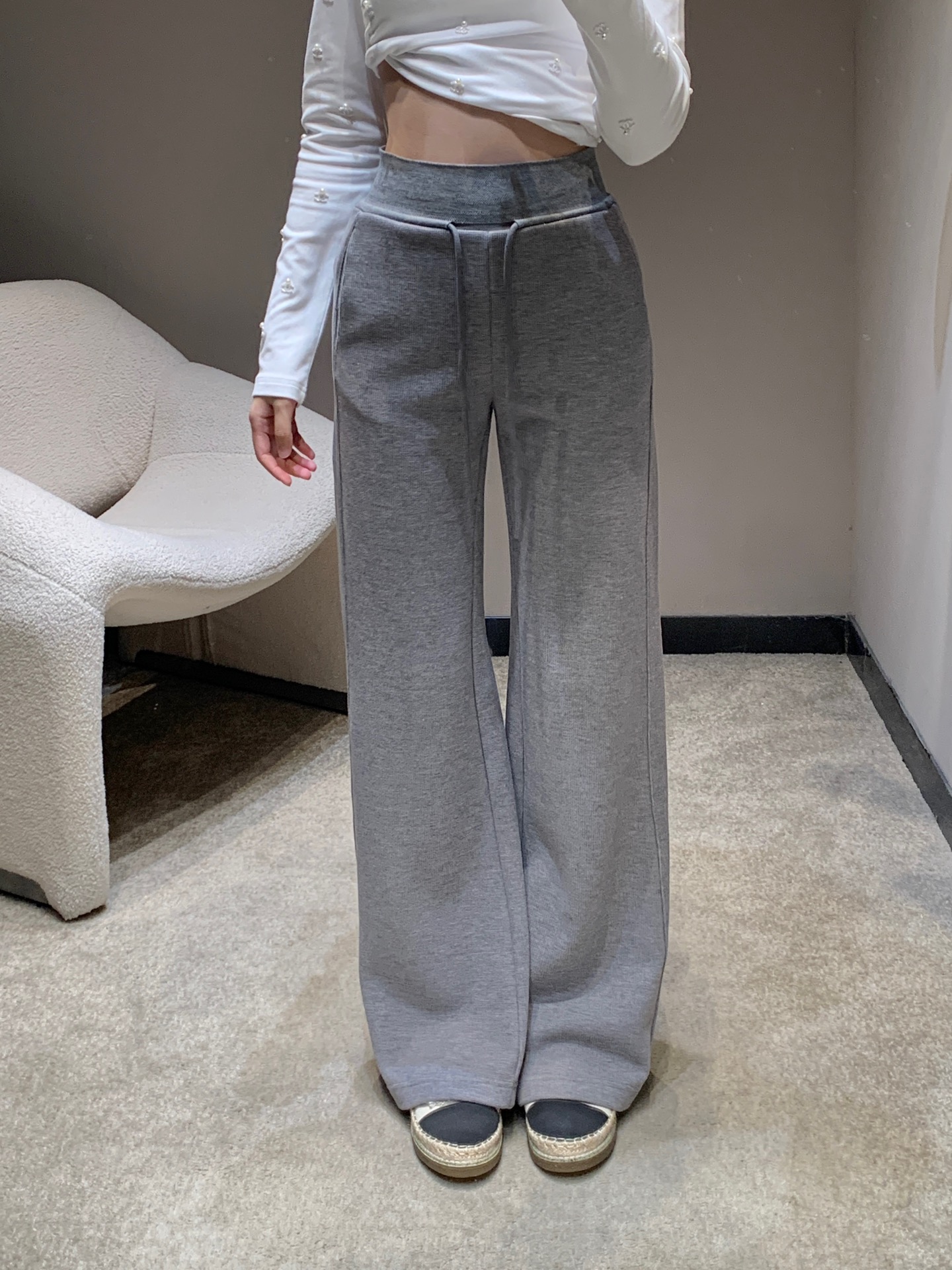 NO:548520,Chane* 25Fw new autumn and winter letter jacquard drawstring wide-leg trousers丨Exclusive high-end version!  The wide-leg cut with a strong sense of drape is friendly to all body shapes. It has an aura when walking. The fabric is soft and yet crisp. It can be worn alone to keep warm in autumn and winter, and can also be layered to support the look. Whether it is paired with a short midriff top to create a hot girl style, or combined with an oversize jacket to create a lazy heroine look, it can be perfectly suited. Available in stock S/M/L,,chanel,versace,jackets & coats,alexander wang19860909Chane* 25Fw秋冬新款 字母提花抽绳阔腿长裤丨独家高版出品！垂坠感极强的阔腿剪裁,对各种身形友好,行走间自带气场,面料软糯却不失挺括,秋冬单穿保暖,叠穿也能撑起造型层次.无论是搭配短款露腰上衣打造辣妹风格,还是与oversize外套组合出慵懒大女主感,它都能完美适配.现货发售S/M/L,,chanel,versace,jackets & coats,alexander wang,Women's clothing