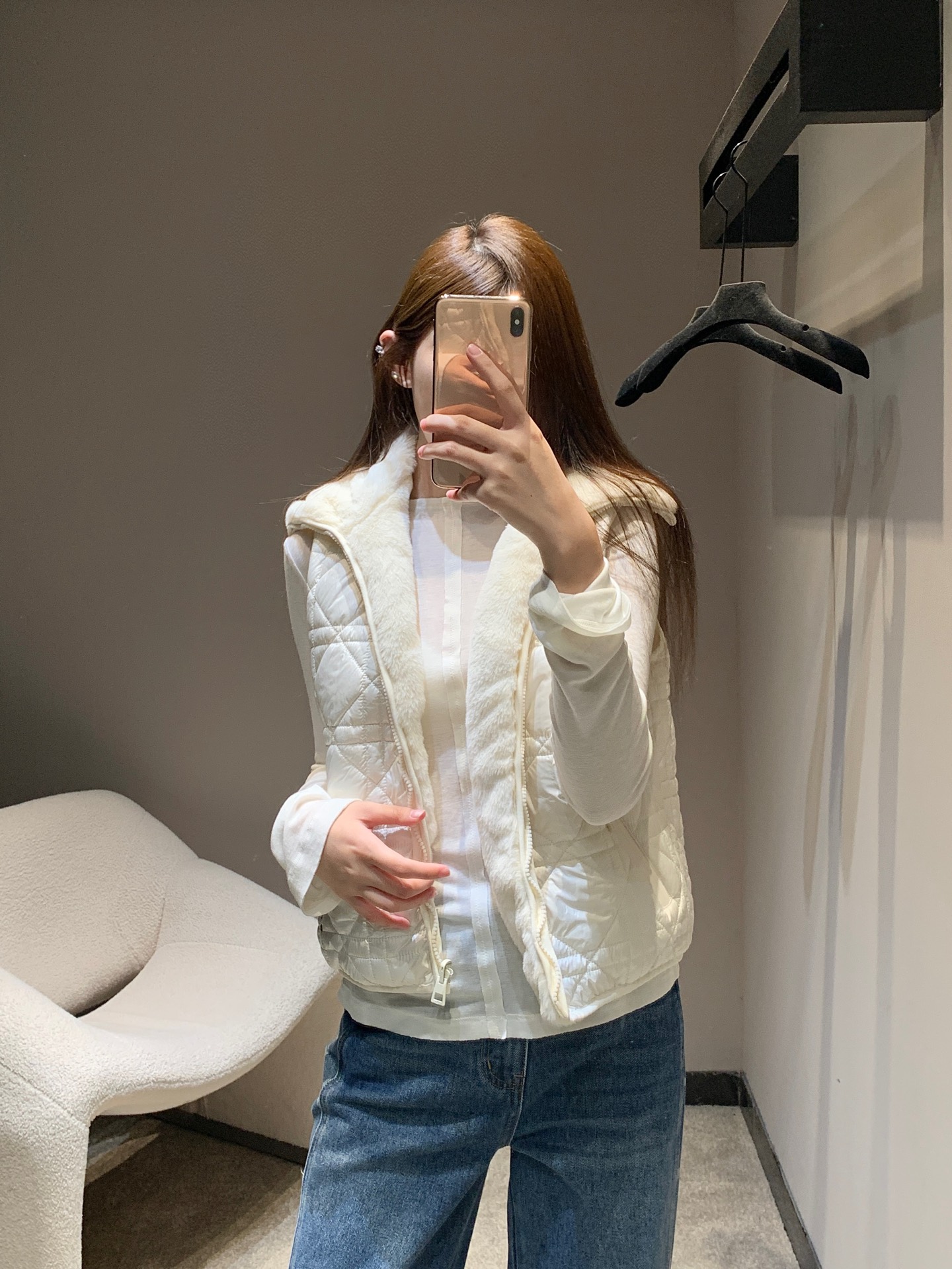 NO:548553,Dio* 25Fw early autumn new style, double-sided diamond vest丨Exclusive high-end production!  The classic and elegant diamond quilting is spread out on the off-white fabric, outlining a retro and modern outline; the plush lapel gently surrounds the neck, and the other side of the suede feels fluffy and soft, as if wearing clouds on the body; the continuation of the diamond elements at the neckline makes the two styles both distinct and hidden echo. One vest, two completely different styles experiences. S/M/L, dior, alexander wang19860909Dio* 25Fw早秋新款 两面穿菱格马甲丨独家高版出品！菱格绗缝的经典雅致,细腻的菱形纹路在米白色面料上铺开,勾勒出复古又摩登的轮廓；毛绒翻领温柔环绕颈部,另一面绒面质感蓬松柔软,仿佛将云朵穿在身上；领口处菱格元素的延续,让两面风格既有区分又暗藏呼应,一件马甲,两种截然不同的风格体验.现货发售S/M/L,,dior,alexander wang,Women's clothing