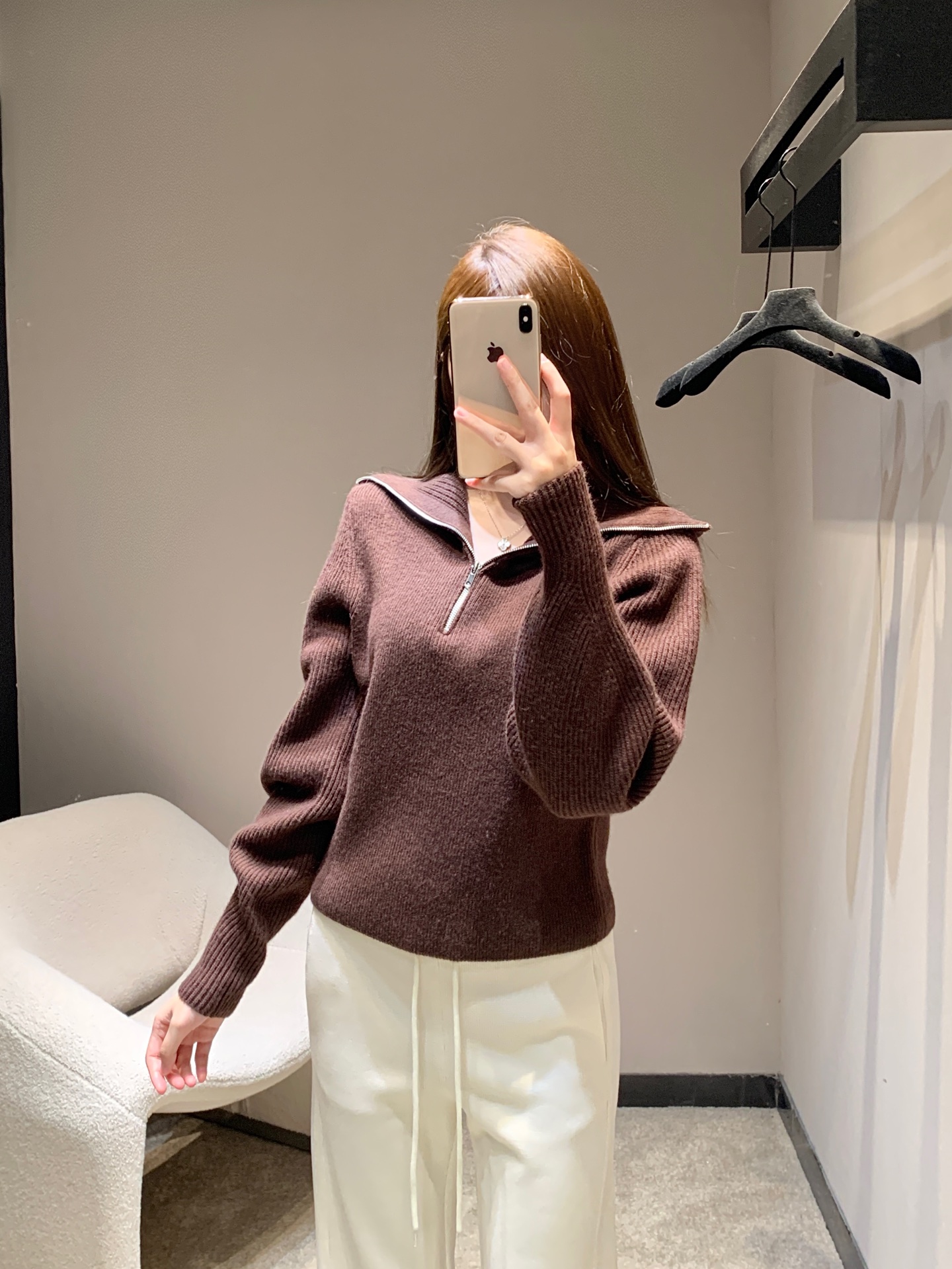 NO:548574,Lemair* 25Fw autumn and winter new style minimalist style half-zipper knitted sweater丨Exclusive yb development!  High-end production!  The dark brown tone comes with a retro filter, which is soft and textured; the semi-zippered large lapel design is very recognizable, and the pull-up can create the ability of a casual stand-up collar, and it can also unlock the lazy tone of the lapel. The cold luster of the metal zipper collides with the warm texture of the knitted, allowing the simple style to hide the tension of the details. S/M/L on sale in stock, sweaters, alexander wang19860909Lemair* 25Fw秋冬新款 极简风半拉链针织毛衣丨独家yb开发！高版出品！深棕色调自带复古滤镜,柔和又显质感；半拉链大翻领设计极具辨识度,拉合之间,可塑造随性立领的干练,也可解锁翻领的慵懒腔调,金属拉链的冷冽光泽与针织的温暖肌理碰撞,让简约款型暗藏细节张力.现货发售S/M/L,,sweaters,alexander wang,Women's clothing