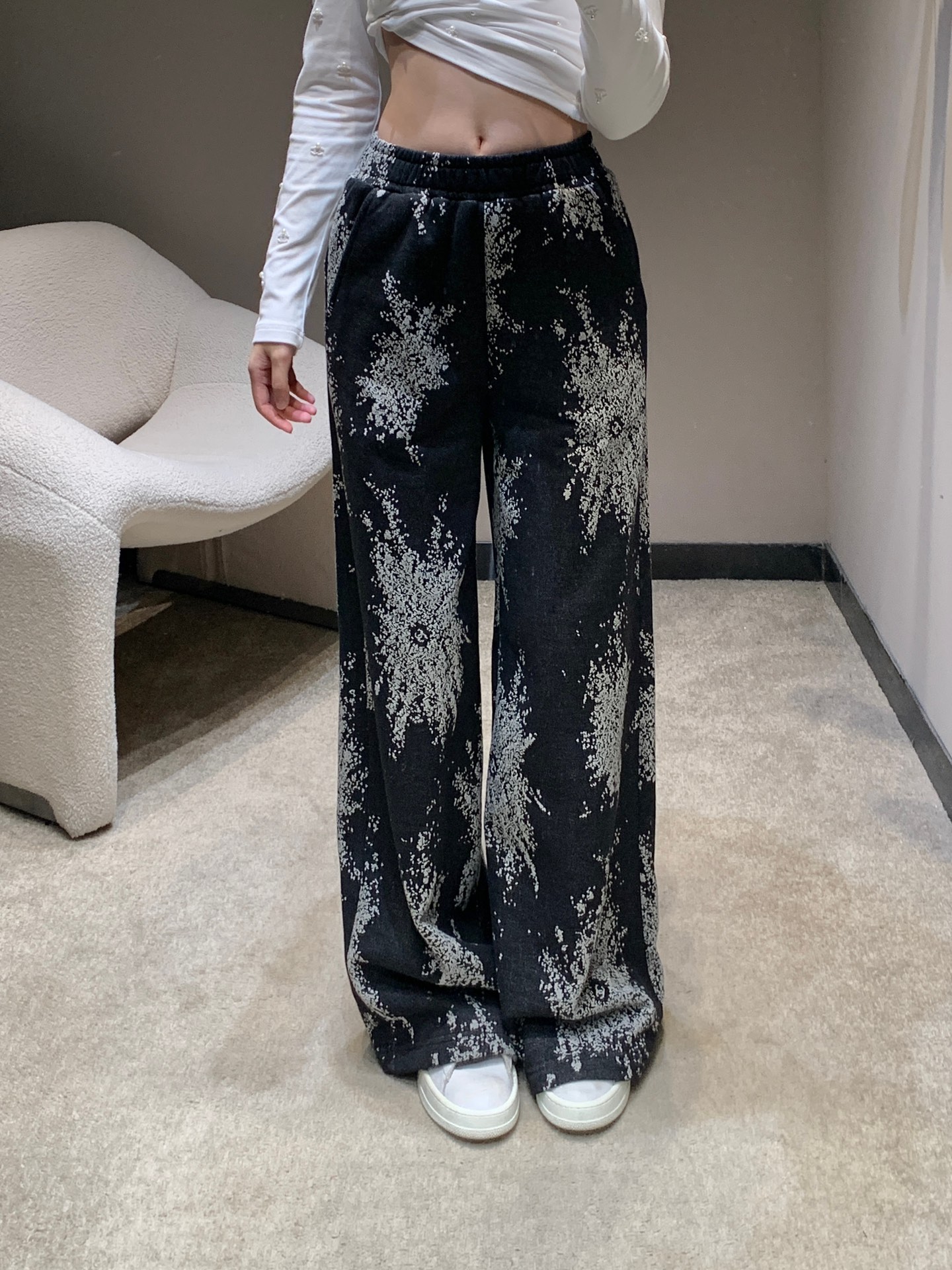 NO:548531,Chane* 25B high-end handicraft workshop series new styles firework contrasting trousers丨Exclusive high-end production!  The classic contrast of black and white turns into a firework totem blooming in the sky. Each texture is like hand-woven artistic brushstrokes, casual and full of tension; the elastic waist design takes into account comfort and neatness, and the wide-leg silhouette gives the outfit a relaxed sense. When walking, the trouser legs sway like fireworks, and the high luxury gene and street casualness are cleverly combined. S/M/L on sale in stock, chanel, alexander wang19860909Chane* 25B高级手工坊系列新款 烟花撞色长裤丨独家高版出品！黑与白的经典撞色,化作漫天绽放的烟花图腾,每一处纹理都似手工编织的艺术笔触,随性又充满张力；松紧腰头设计兼顾舒适与利落,阔腿廓形则赋予穿搭松弛感,行走间,裤管摇曳如烟火蔓延,高奢基因与街头随性巧妙糅合.现货发售S/M/L,,chanel,alexander wang,Women's clothing