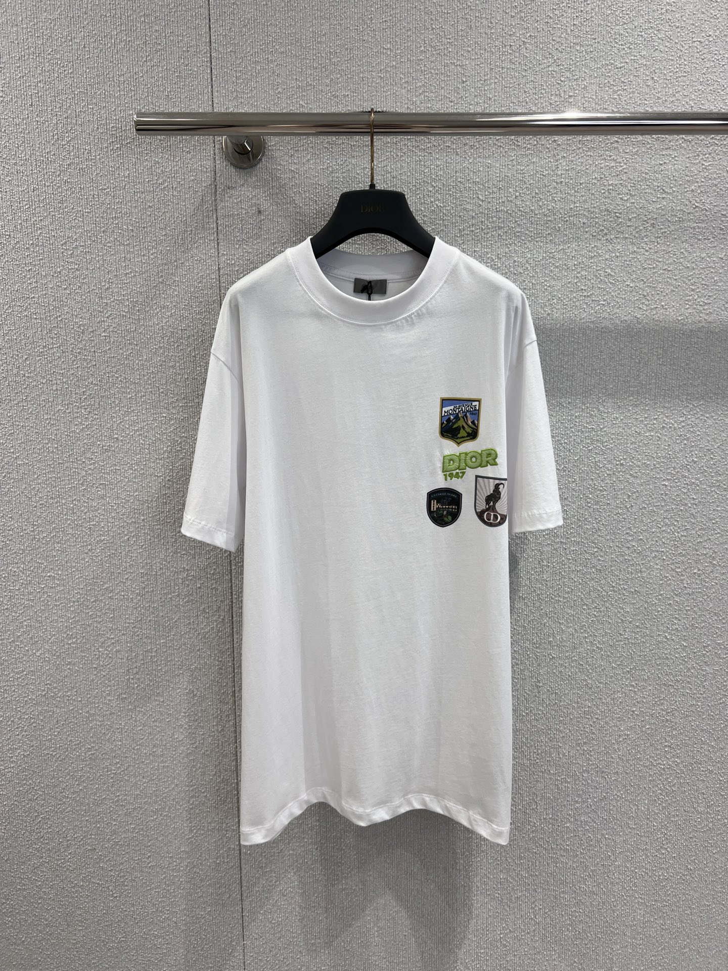 NO:548615,Support replacement Dio* 26Ss early spring new model multi-element badge round neck short-sleeved T-shirt | Exclusive yb development!  High-end production!  The same style of men and women adopts oversize loose style, which is friendly to all body shapes. It can not only create a casual and lazy boyfriend style, but also adapt to the sweet and cool outfit of women's missing bottoms. Select high-quality cotton materials, skin-friendly and breathable, and are crisp and stylish, and can be easily controlled for daily commuting, leisure outing or light luxury social scenes. S/M/L real-life detailed pictures are available in stock, dior, versace, T-shirt, tees, t-shirt, alexander wang19860909支持换款 Dio* 26Ss早春新款 多元素徽章圆领短袖T恤丨独家yb开发！高版出品！男女同款 采用oversize宽松版型,对各种身形友好,既能打造随性慵懒的男友风,也能适配女性下衣失踪的甜酷穿搭.甄选高品质棉料,亲肤透气且挺括有型,日常通勤、休闲出街或轻奢社交场景都能自如驾驭.现货发售S/M/L实拍细节图,,dior,versace,T-shirt,tees，t-shirt,alexander wang,Women's clothing