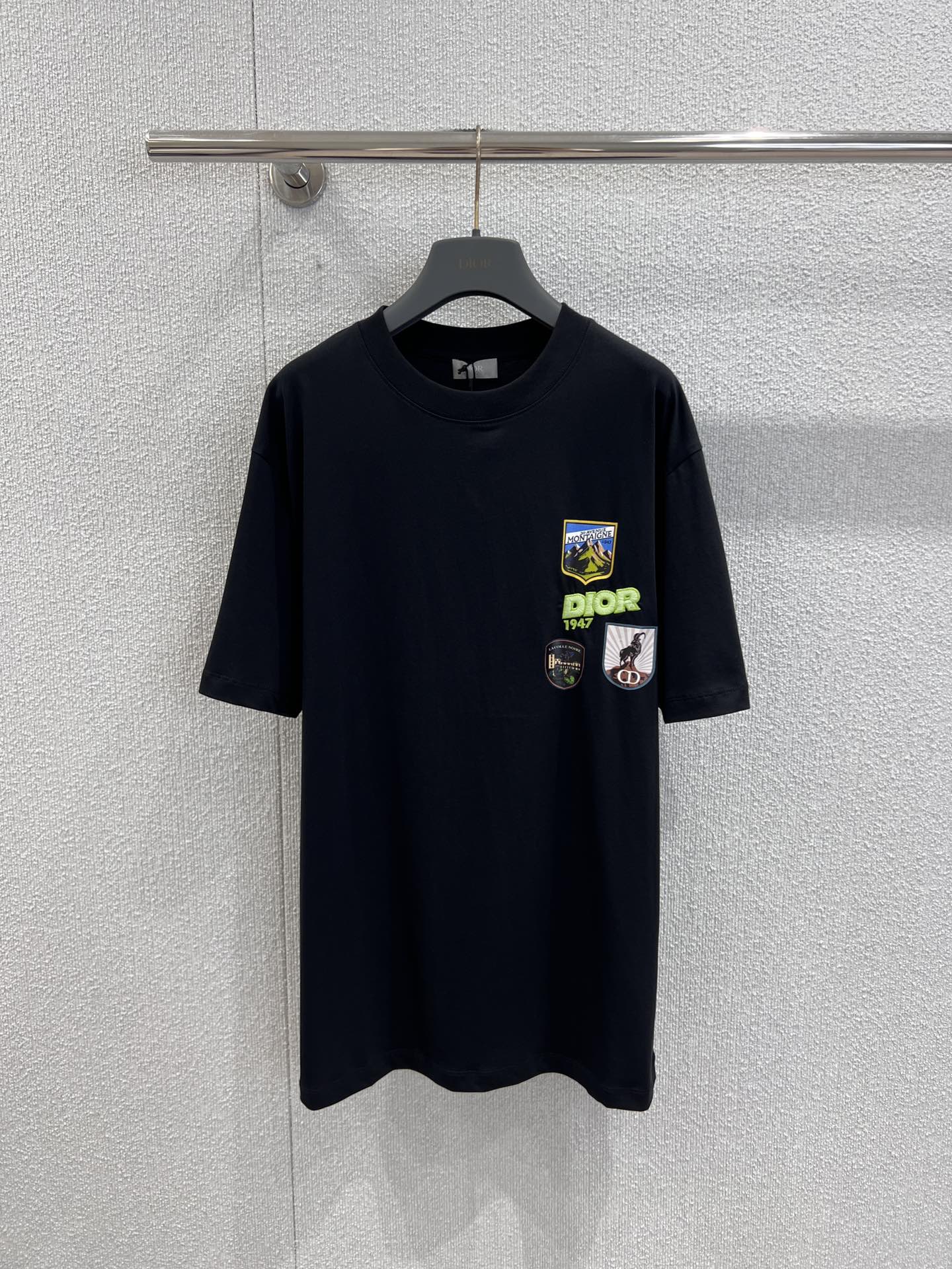 NO:548585,Support exchange Dio* 26Ss early spring new multi-element badge round neck short-sleeved T-shirt丨Exclusively developed by yb!  High quality production!  The same style for men and women. It adopts an oversized loose version and is friendly to all body shapes. It can not only create a casual and lazy boyfriend style, but also adapt to the sweet and cool outfits where women's bottoms are missing. The high-quality cotton material is selected, skin-friendly, breathable and stiff and stylish. It can be used for daily commuting, casual outings or light luxury social scenes. Ready-made S/M/L real shot details, dior, versace, T-shirt, tees, t-shirt, alexander wang19860909支持换款 Dio* 26Ss早春新款 多元素徽章圆领短袖T恤丨独家yb开发！高版出品！男女同款 采用oversize宽松版型,对各种身形友好,既能打造随性慵懒的男友风,也能适配女性下衣失踪的甜酷穿搭.甄选高品质棉料,亲肤透气且挺括有型,日常通勤、休闲出街或轻奢社交场景都能自如驾驭.现货发售S/M/L实拍细节图,,dior,versace,T-shirt,tees，t-shirt,alexander wang,Women's clothing