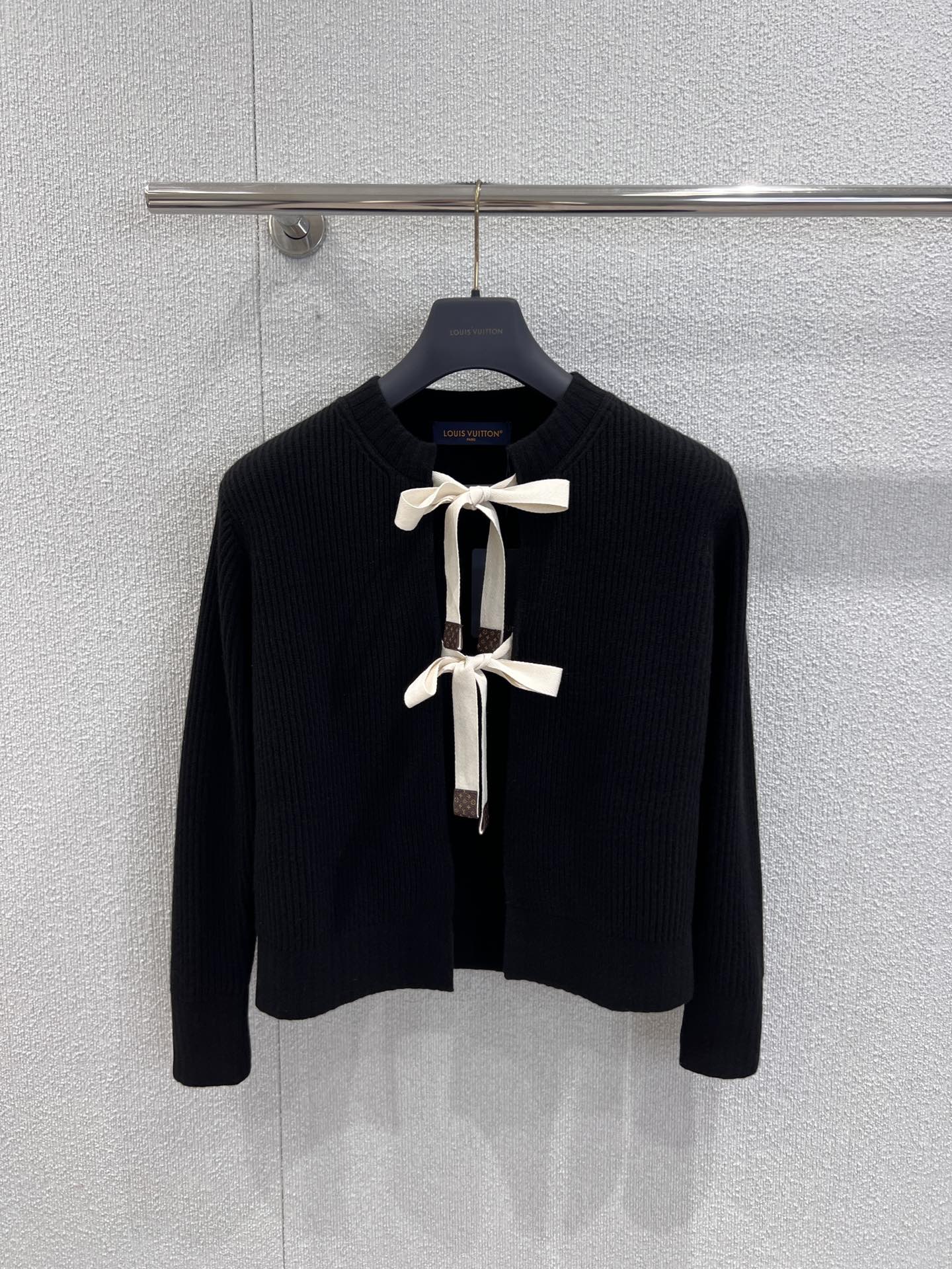 NO:548571,Support replacement Louis Vuitto* 25Fw autumn and winter new style, ribbon element knitted cardigan cover | Exclusive yb development!  High-end production!  The most eye-catching thing is the beige ribbon design at the neckline. The end of the ribbon is decorated with LV classic presbyterian logo. When tied into a bow, it is a sweet French style. When untied, it adds a bit of casual and lazy. It has multiple styles to show the ingenuity of outfits. S/M/L real-life details pictures are available in stock, louis vuitton, louis vuitton, alexander wang19860909支持换款 Louis Vuitto* 25Fw秋冬新款 丝带元素针织开衫套丨独家yb开发！高版出品！最吸睛的当属领口处的米色丝带设计,丝带末端点缀LV经典老花标识,系成蝴蝶结时是法式优雅的甜美元素,解开时又添几分随性慵懒,一衣多风格,尽显穿搭巧思.现货发售S/M/L实拍细节图,,louis vuitton,louis vuitton,alexander wang,Women's clothing