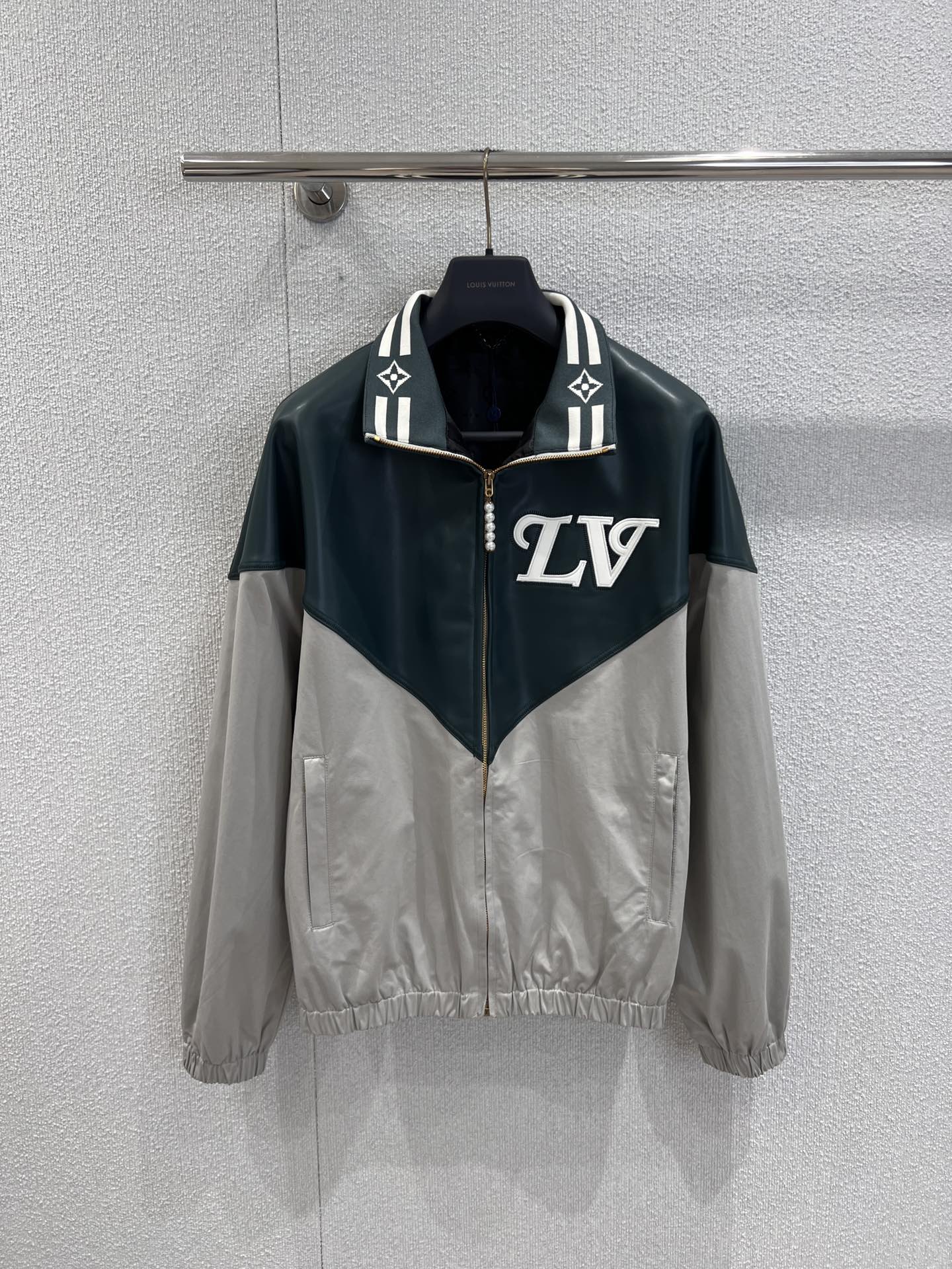 NO:549098,Support replacement Louis Vuitto* 25Fw autumn and winter new style dark green leather nylon 3D signature pearl zipper jacket | Exclusive yb development!  High-end production!  The delicate luster of dark green leather collides with the casual texture of light gray nylon, forming a strong visual contrast. The three-dimensional 3D signature logo on the chest is very recognizable. The Oversize loose style is friendly to all kinds of body shapes. It is street-style for boys to wear. Girls can create a sweet and cool feeling of missing bottoms, and can also switch styles through inner wear!  S/M/L real photos of details of spot sale, louis vuitton, versace, jackets & coats, alexander wang19860909支持换款 Louis Vuitto* 25Fw秋冬新款 墨绿皮革尼龙3D签名珍珠拉链外套丨独家yb开发！高版出品！墨绿皮革的细腻光泽与浅灰尼龙的随性质感碰撞,形成强烈视觉反差,胸前立体3D签名标识极具辨识度,Oversize宽松版型对各种身形友好,男生穿是街头雅痞风,女生穿可打造下衣失踪的甜酷感,亦能通过内搭切换风格！现货发售S/M/L实拍细节图,,louis vuitton,versace,jackets & coats,alexander wang,Women's clothing