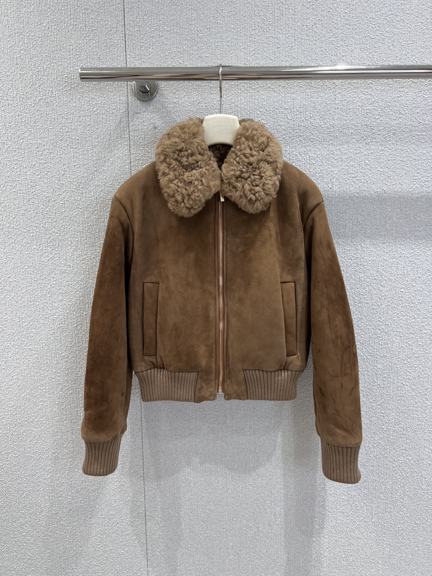 NO:548561,With dust bag, no standard model, FW autumn and winter new style, brown suede fur integrated jacket | Exclusive yb development!  High-end production!  The color is also the Maillard color system that is popular this year, which can easily create a high-end relaxation in autumn and winter, and easily open up a comfortable autumn day~ MIU girls are steadily controlled by the girl~ Super heavy industry has a heavy weight, soft, delicate and solid suede outer layer, and the inner layer is comfortable plush, just like the lapel material, it comes with extra points, blending handsomeness and femininity very well!  S/M/L real photos of S/M/L are available in stock, miumiu, jackets & coats, jackets & coats, chamois leather, alexander wang19860909配防尘袋 无标款 FW秋冬新款 棕色麂皮皮毛一体夹克外套丨独家yb开发！高版出品！颜色也是今年大火的美拉德色系,轻松营造秋冬高阶松弛感轻松开启惬意秋日~MIU系女孩拿捏的稳稳的~超级重工有分量的一件,柔软细腻扎实的麂皮外层,内里是舒服的毛绒,和翻领材质一样,出场自带加分 将帅气和女人味融合得很好！现货发售S/M/L实拍细节图,,miumiu,jackets & coats,jackets & coats,chamois leather,alexander wang,Women's clothing