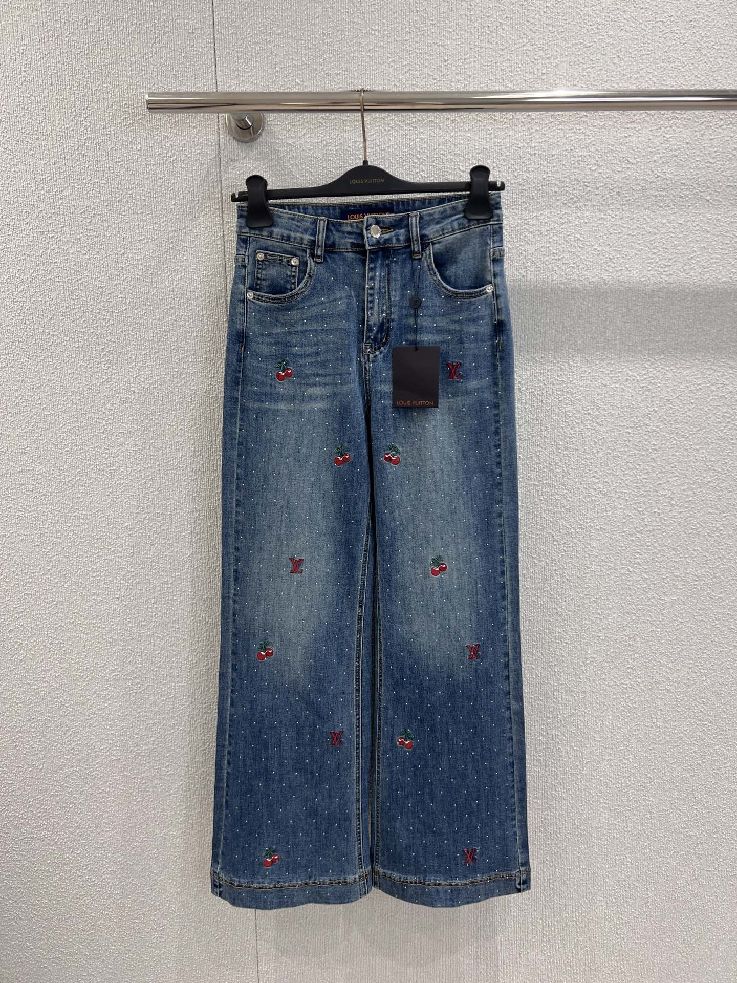 NO:561715,Support exchange Louis Vui*ton 25FW early autumn new style denim trousers with hot diamond logo cherry embroidery丨Exclusive high-end version!  Retro washed denim brings a sense of age, and the high-waisted wide-leg tailoring modifies the leg shape while replicating the casual tone of the 1990s; cherry embroidery and logo hot diamonds are the double focus of the vision - the bright red cherries are fresh and playful, and the fine diamond jewelry flashes a high-end feel under the light, cleverly blending the French sweet girl and the luxury brand style. Ready-made S/M/L real shot details, louis vuitton, alexander wang19860909支持换款 Louis Vui*ton 25FW早秋新款 烫钻logo樱桃刺绣牛仔长裤丨独家高版出品！复古水洗单宁自带岁月质感,高腰阔腿剪裁修饰腿型的同时,复刻了90年代的随性腔调；樱桃刺绣与Logo烫钻是视觉双焦点——鲜红樱桃鲜活俏皮,细碎钻饰在光线下闪烁高级感,将法式甜妹与奢牌格调巧妙融合.现货发售S/M/L实拍细节图,,louis vuitton,alexander wang,Women's clothing