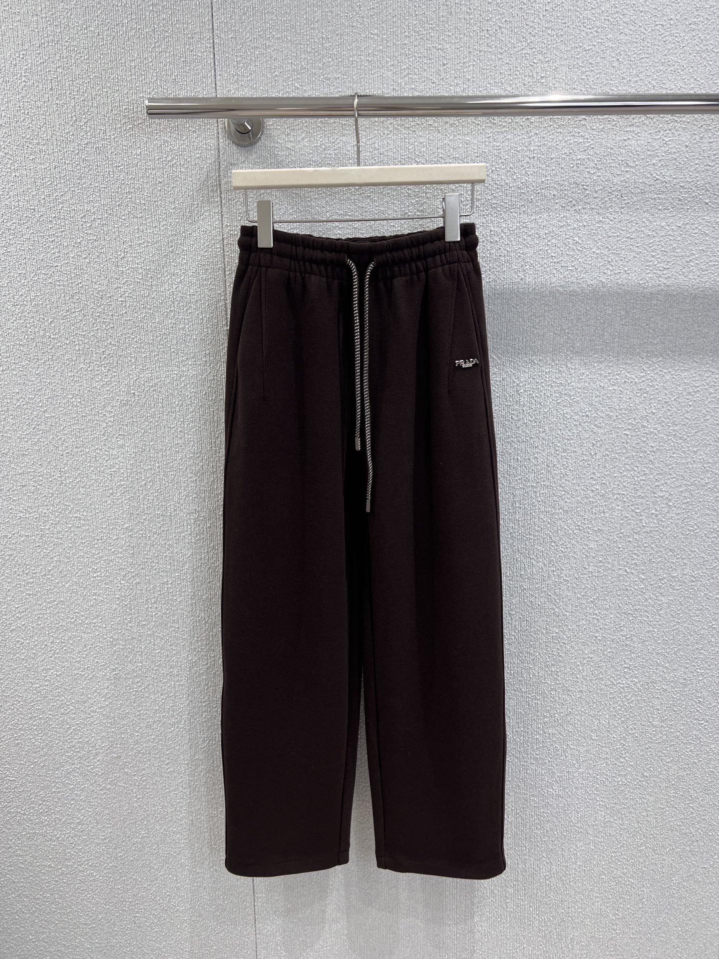 NO:549126,Support replacement Prad* 25Fw autumn and winter new style, metal letter micro-label casual trousers | Exclusive high-end production!  The straight and wide cut is used, and the pants that naturally droop from the waist are decorated like a sculpture, which fully exposes the Italian lazy and high-end slack feeling when walking; the metal chain drawstring at the waist is very recognizable, and is matched with the brand's iconic metal letter micro-marking, cleverly combines the casualness of the street style with the exquisiteness of the luxury brand, and the cold metal texture of the drawstring injects a pioneering and cool feeling into the overall shape. S/M/L real-life details pictures, prada, alexander wang19860909支持换款 Prad* 25Fw秋冬新款 金属字母微标休闲长裤丨独家高版出品！采用直筒阔形剪裁,从腰头自然垂坠的裤型如雕塑般修饰腿线,行走间尽释意式慵懒的高级松弛感；腰间的金属链条抽绳极具辨识度,搭配品牌标志性的金属字母微标,将街头风的随性与奢牌的精致感巧妙糅合,抽绳的冷冽金属质感为整体造型注入先锋酷感.现货发售S/M/L实拍细节图,,prada,alexander wang,Women's clothing