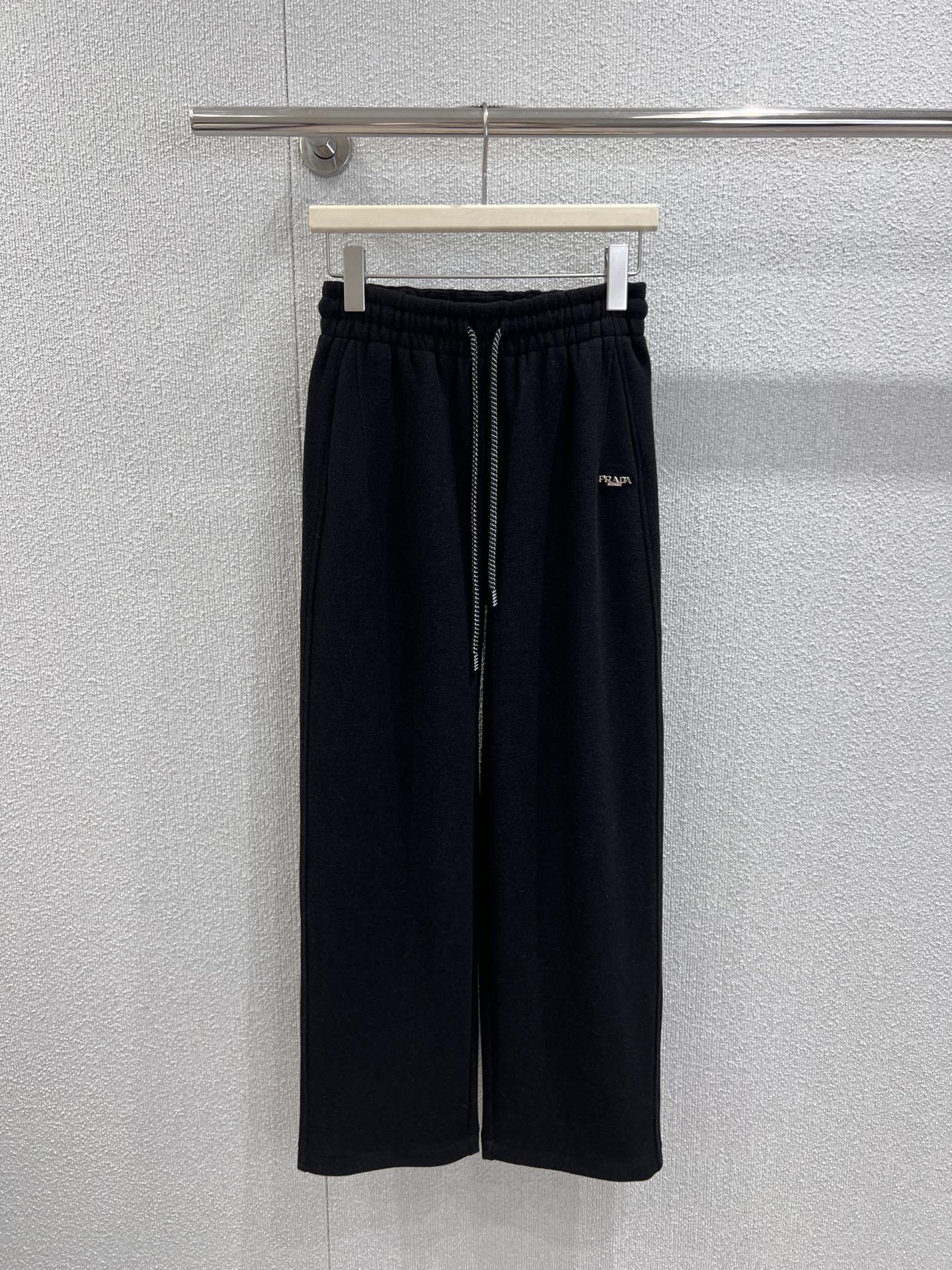 NO:549136,Support replacement Prad* 25Fw autumn and winter new style, metal letter micro-label casual trousers | Exclusive high-end production!  The straight and wide cut is used, and the pants that naturally droop from the waist are decorated like a sculpture, which fully exposes the Italian lazy and high-end slack feeling when walking; the metal chain drawstring at the waist is very recognizable, and is matched with the brand's iconic metal letter micro-marking, cleverly combines the casualness of the street style with the exquisiteness of the luxury brand, and the cold metal texture of the drawstring injects a pioneering and cool feeling into the overall shape. S/M/L real-life details pictures, prada, alexander wang19860909支持换款 Prad* 25Fw秋冬新款 金属字母微标休闲长裤丨独家高版出品！采用直筒阔形剪裁,从腰头自然垂坠的裤型如雕塑般修饰腿线,行走间尽释意式慵懒的高级松弛感；腰间的金属链条抽绳极具辨识度,搭配品牌标志性的金属字母微标,将街头风的随性与奢牌的精致感巧妙糅合,抽绳的冷冽金属质感为整体造型注入先锋酷感.现货发售S/M/L实拍细节图,,prada,alexander wang,Women's clothing