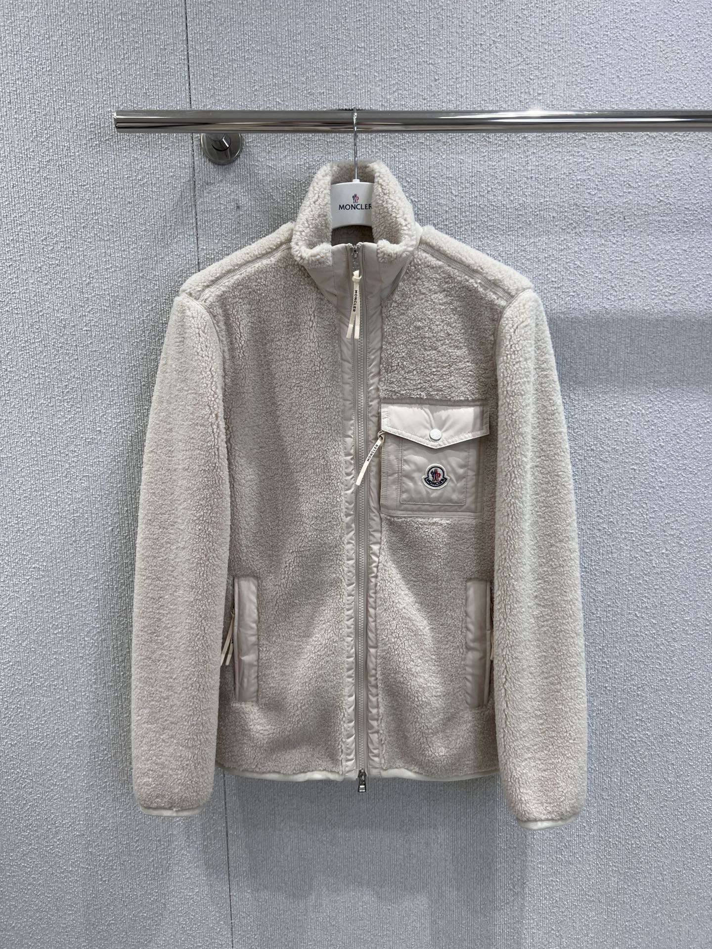 NO:548596,Support replacement Mon*ler 25Fw autumn and winter new style Teddy fleece lamb fur stand-up collar jacket | Exclusive yb development!  High-end production!  The same style for men and women!  Teddy fleece lamb fur fabric, with a fluffy and soft touch. The brand's iconic logo pocket is the finishing touch. The stand-up collar design is neat and stylish, which can not only prevent wind and warmth, but also easily create a spiritual and capable dressing aura. S/M/L real-life details pictures are available in stock, Jackets & coats, alexander wang19860909支持换款 Mon*ler 25Fw秋冬新款 泰迪抓绒羊羔毛立领外套丨独家yb开发！高版出品！男女同款！采用泰迪抓绒羊羔毛面料,触感蓬松柔软,品牌标志性的徽标口袋是点睛之笔,立领设计利落有型,既能防风保暖,又能轻松打造出精神干练的穿搭气场.现货发售S/M/L实拍细节图,,jackets & coats,alexander wang,Women's clothing