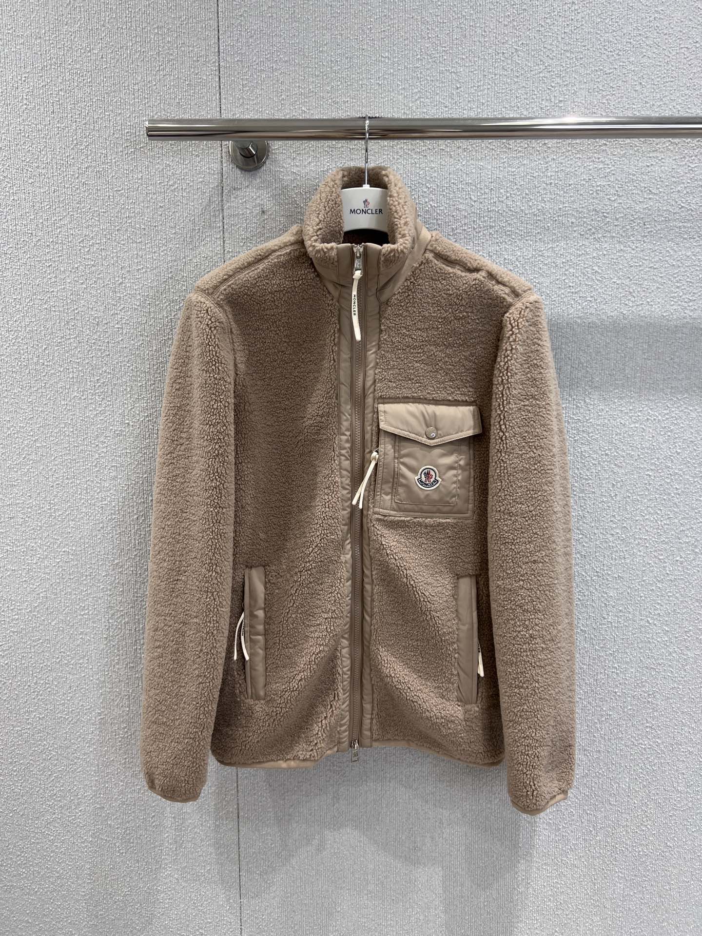 NO:548610,Support replacement Mon*ler 25Fw autumn and winter new style Teddy fleece lamb fur stand-up collar jacket | Exclusive yb development!  High-end production!  The same style for men and women!  Teddy fleece lamb fur fabric, with a fluffy and soft touch. The brand's iconic logo pocket is the finishing touch. The stand-up collar design is neat and stylish, which can not only prevent wind and warmth, but also easily create a spiritual and capable dressing aura. S/M/L real-life details pictures are available in stock, Jackets & coats, alexander wang19860909支持换款 Mon*ler 25Fw秋冬新款 泰迪抓绒羊羔毛立领外套丨独家yb开发！高版出品！男女同款！采用泰迪抓绒羊羔毛面料,触感蓬松柔软,品牌标志性的徽标口袋是点睛之笔,立领设计利落有型,既能防风保暖,又能轻松打造出精神干练的穿搭气场.现货发售S/M/L实拍细节图,,jackets & coats,alexander wang,Women's clothing