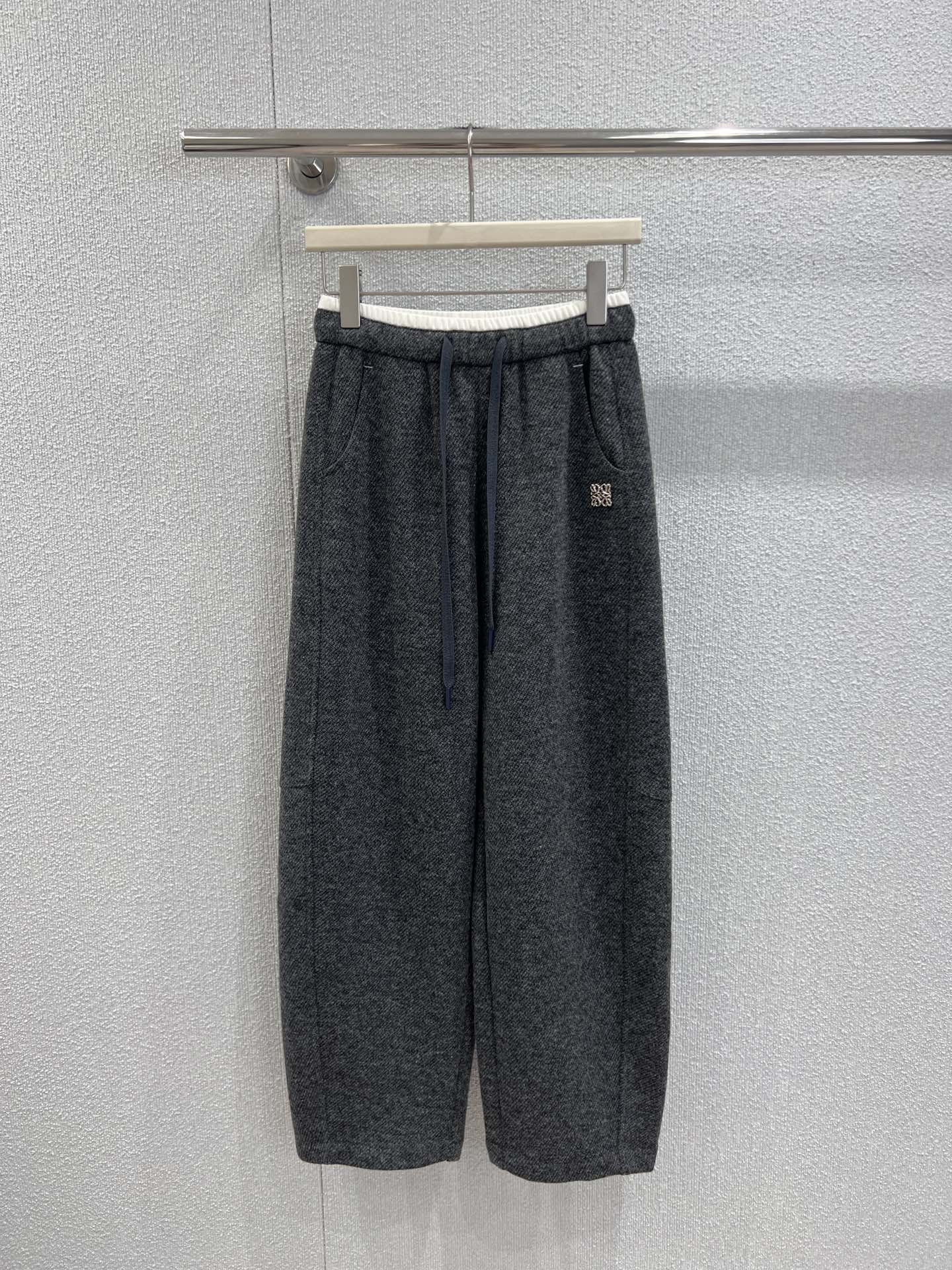 NO:560902,Support exchange LOEW* 25Fw new autumn and winter Aangram metal logo contrasting waist drawstring casual trousers丨Exclusive high-end version!  It adopts a wide-leg version, and the neat drape not only modifies the leg shape, but also gives the outfit a lazy and atmospheric atmosphere. It selects autumn and winter texture fabrics, which are soft and skin-friendly and have good warmth retention. It can be easily controlled from daily outings to light business occasions. Dark gray and dark brown are available in two colors, suitable for the user.  Different styles of layering ideas, pair with a short sweater to show off your waist, or pair with a simple white T to be casual and casual, you can easily create a variety of autumn and winter looks. Ready-made S/M/L real shot details, loewe, sweaters, alexander  wang19860909支持换款 LOEW* 25Fw秋冬新款 Aangram金属徽标撞色腰抽绳休闲长裤丨独家高版出品！采用阔腿版型,利落垂坠感修饰腿型的同时,赋予穿搭慵懒大气的氛围；精选秋冬质感面料,柔软亲肤且保暖性佳,从日常出街到轻商务场合都能从容驾驭.深灰、深棕双色可选,适配不同风格的叠搭思路,配短款毛衣露腰显辣,搭简约白T休闲随性,轻松打造秋冬多元造型.现货发售S/M/L实拍细节图,,loewe,sweaters,alexander wang,Women's clothing