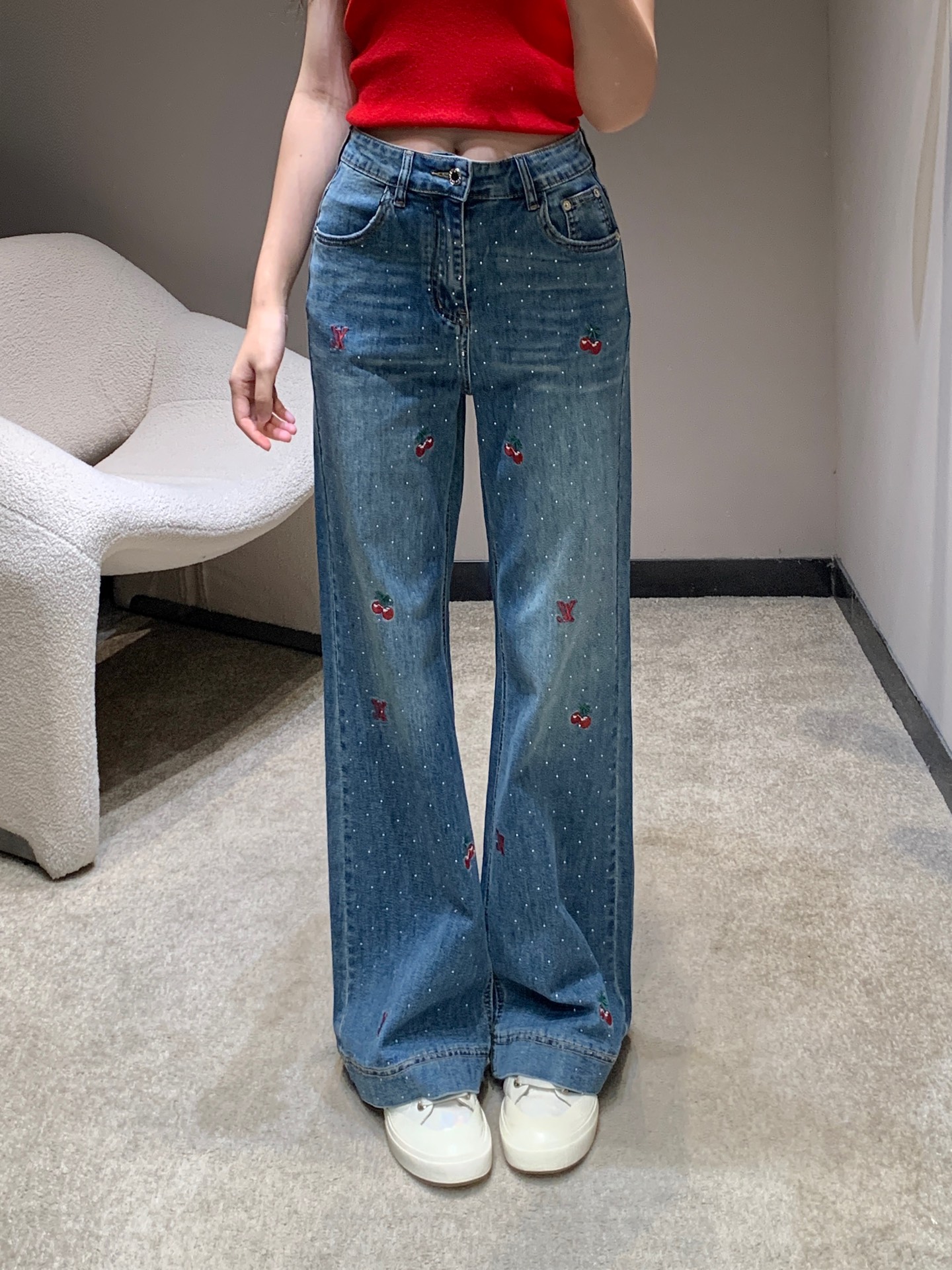 NO:561720,Louis Vui*ton 25FW early autumn new style denim trousers with diamond logo cherry embroidery丨Exclusive high-end version!  Retro washed denim brings a sense of age, and the high-waisted wide-leg tailoring modifies the leg shape while replicating the casual tone of the 1990s; cherry embroidery and logo hot diamonds are the double focus of the vision - the bright red cherries are fresh and playful, and the fine diamond decorations sparkle in the light with a sense of luxury, cleverly blending the French sweet girl and luxury brand styles. Ready for sale S/M/L, louis vuitton, alexander wang19860909Louis Vui*ton 25FW早秋新款 烫钻logo樱桃刺绣牛仔长裤丨独家高版出品！复古水洗单宁自带岁月质感,高腰阔腿剪裁修饰腿型的同时,复刻了90年代的随性腔调；樱桃刺绣与Logo烫钻是视觉双焦点——鲜红樱桃鲜活俏皮,细碎钻饰在光线下闪烁高级感,将法式甜妹与奢牌格调巧妙融合.现货发售S/M/L,,louis vuitton,alexander wang,Women's clothing