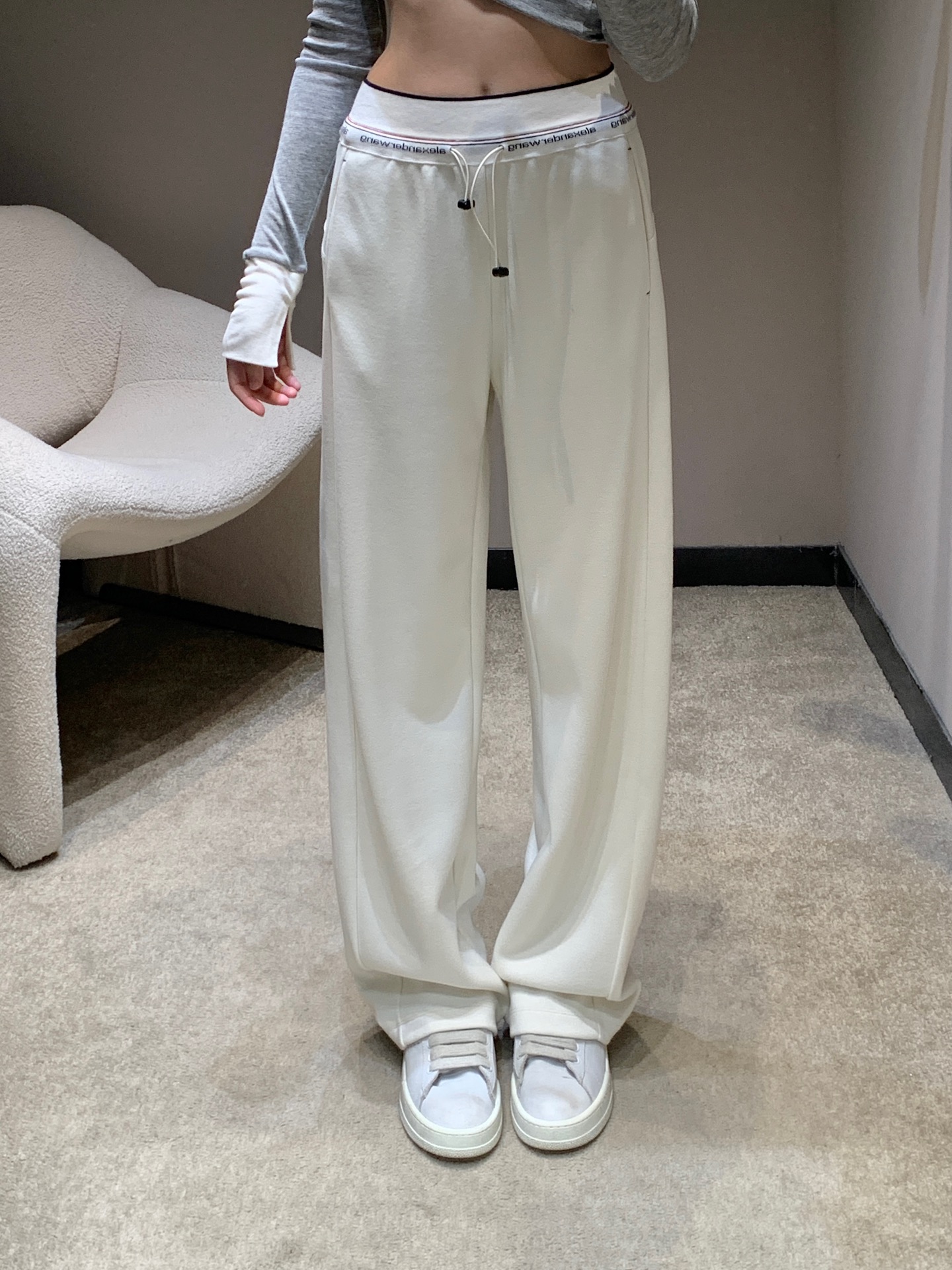 NO:549114,Alexand*r Wang 25Fw early autumn new style, letter waist drawstring straight trousers | Exclusive high-end production!  The pants that go down from the waist are like flowing water to modify the leg shape, and the visual tension of 'legs are two meters long' is provided while walking; the drawstring design at the waist can be adjusted freely, and the letter webbing waist with full brand recognition is cleverly combined with the unruly and light luxury texture of the American street, and the metal buckle at the end of the drawstring adds a bit of neatness and coolness. S/M/L is available in stock, alexander wang19860909Alexand*r Wang 25Fw早秋新款 字母腰头抽绳直筒长裤丨独家高版出品！采用垂坠直筒廓形,从腰头顺势而下的裤型如流水般修饰腿型,行走间自带“腿长两米”的视觉张力；腰间的抽绳设计可自由调节松紧,搭配品牌辨识度拉满的字母织带腰头,将美式街头的不羁与轻奢质感巧妙糅合,抽绳末端的金属扣细节更添几分利落酷感.现货发售S/M/L,,alexander wang,Women's clothing