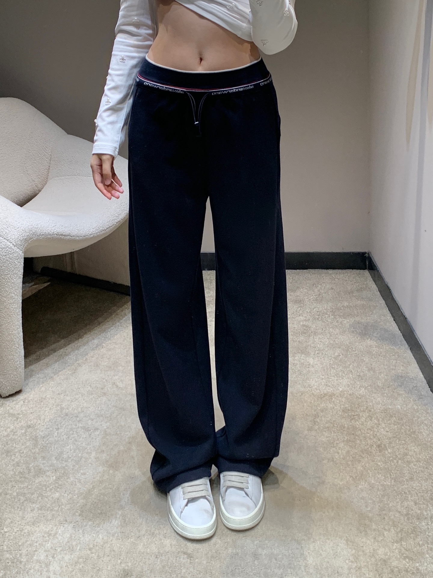 NO:549121,Alexand*r Wang 25Fw early autumn new style, letter waist drawstring straight trousers | Exclusive high-end production!  The pants that go down from the waist are like flowing water to modify the leg shape, and the visual tension of 'legs are two meters long' is provided while walking; the drawstring design at the waist can be adjusted freely, and the letter webbing waist with full brand recognition is cleverly combined with the unruly and light luxury texture of the American street, and the metal buckle at the end of the drawstring adds a bit of neatness and coolness. S/M/L is available in stock, alexander wang19860909Alexand*r Wang 25Fw早秋新款 字母腰头抽绳直筒长裤丨独家高版出品！采用垂坠直筒廓形,从腰头顺势而下的裤型如流水般修饰腿型,行走间自带“腿长两米”的视觉张力；腰间的抽绳设计可自由调节松紧,搭配品牌辨识度拉满的字母织带腰头,将美式街头的不羁与轻奢质感巧妙糅合,抽绳末端的金属扣细节更添几分利落酷感.现货发售S/M/L,,alexander wang,Women's clothing