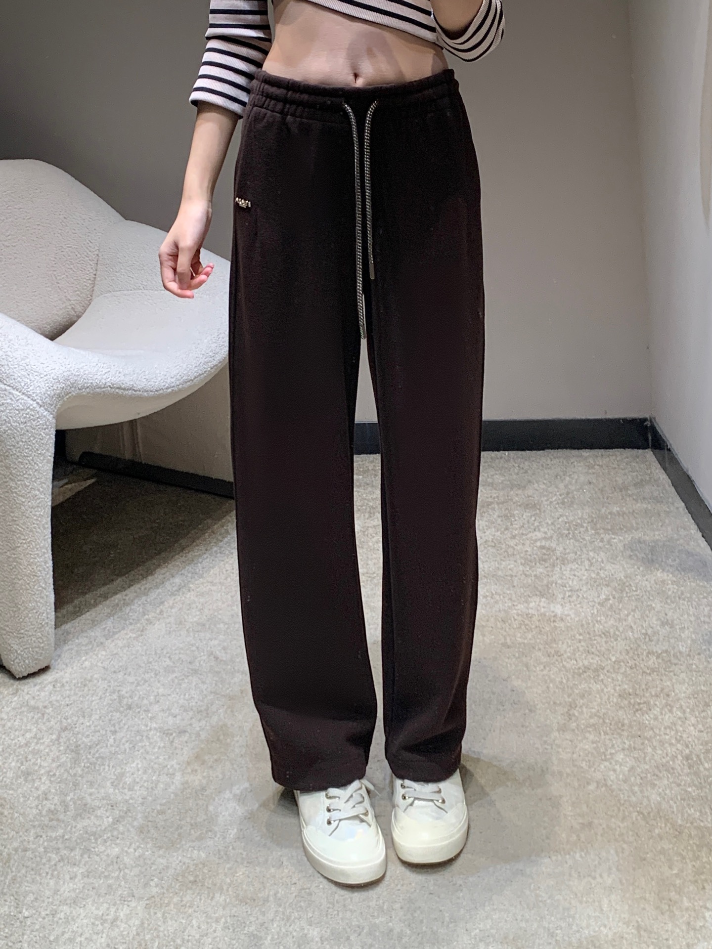 NO:549131,Prad* 25Fw autumn and winter new style, metal letter micro-label casual trousers丨Exclusive high-end production!  The straight and wide cut is used, and the pants that naturally droop from the waist are sculpted to modify the leg lines, which fully exposes the Italian lazy and high-end slack feeling when walking; the metal chain drawstring at the waist is very recognizable, and is matched with the brand's iconic metal letter micro-marking, cleverly combines the casualness of the street style with the exquisiteness of the luxury brand, and the cold metal texture of the drawstring injects a pioneering and cool feeling into the overall shape. S/M/L on sale in stock, prada, alexander wang19860909Prad* 25Fw秋冬新款 金属字母微标休闲长裤丨独家高版出品！采用直筒阔形剪裁,从腰头自然垂坠的裤型如雕塑般修饰腿线,行走间尽释意式慵懒的高级松弛感；腰间的金属链条抽绳极具辨识度,搭配品牌标志性的金属字母微标,将街头风的随性与奢牌的精致感巧妙糅合,抽绳的冷冽金属质感为整体造型注入先锋酷感.现货发售S/M/L,,prada,alexander wang,Women's clothing