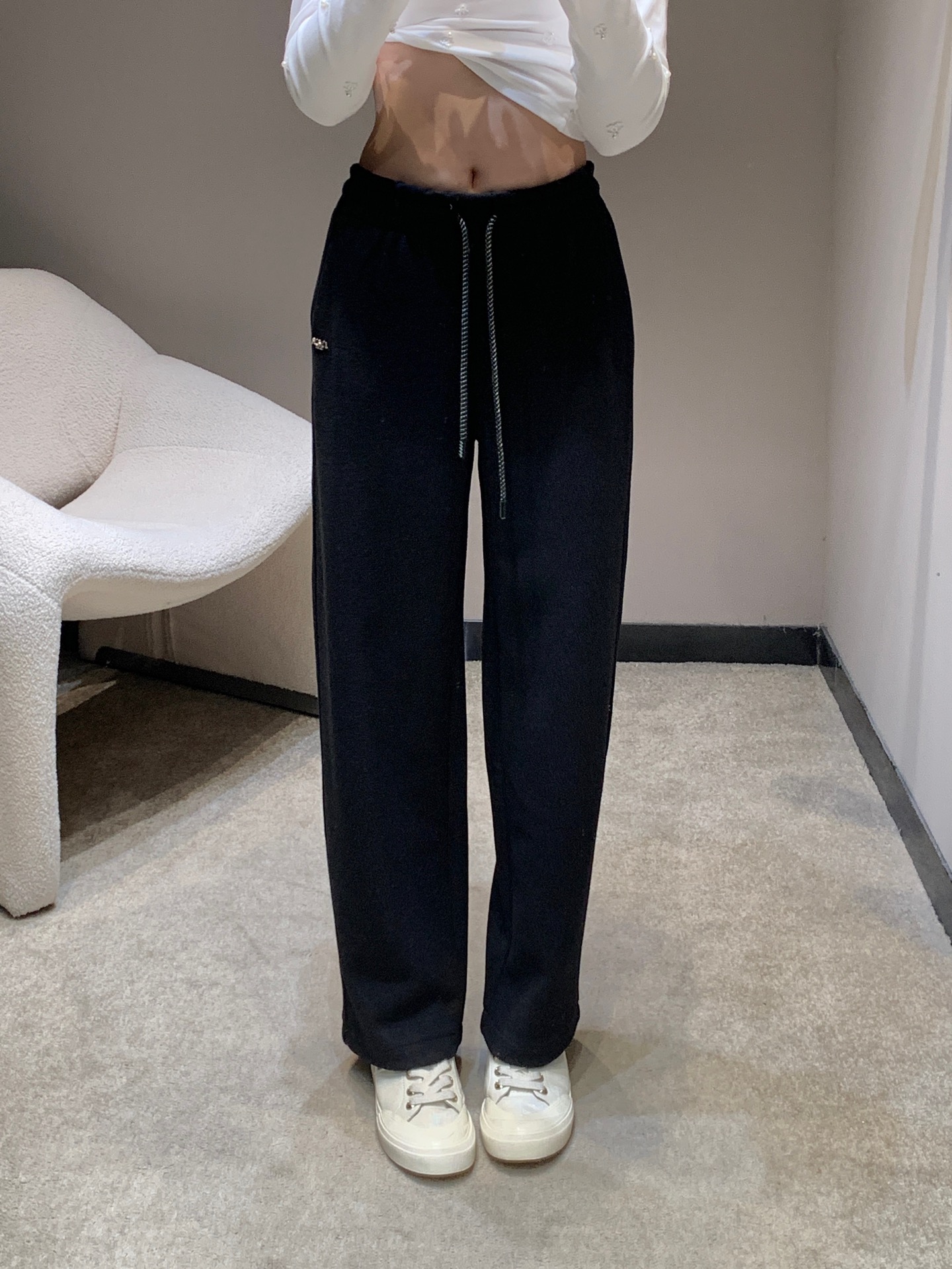 NO:549141,Prad* 25Fw autumn and winter new style, metal letter micro-label casual trousers丨Exclusive high-end production!  The straight and wide cut is used, and the pants that naturally droop from the waist are sculpted to modify the leg lines, which fully exposes the Italian lazy and high-end slack feeling when walking; the metal chain drawstring at the waist is very recognizable, and is matched with the brand's iconic metal letter micro-marking, cleverly combines the casualness of the street style with the exquisiteness of the luxury brand, and the cold metal texture of the drawstring injects a pioneering and cool feeling into the overall shape. S/M/L on sale in stock, prada, alexander wang19860909Prad* 25Fw秋冬新款 金属字母微标休闲长裤丨独家高版出品！采用直筒阔形剪裁,从腰头自然垂坠的裤型如雕塑般修饰腿线,行走间尽释意式慵懒的高级松弛感；腰间的金属链条抽绳极具辨识度,搭配品牌标志性的金属字母微标,将街头风的随性与奢牌的精致感巧妙糅合,抽绳的冷冽金属质感为整体造型注入先锋酷感.现货发售S/M/L,,prada,alexander wang,Women's clothing