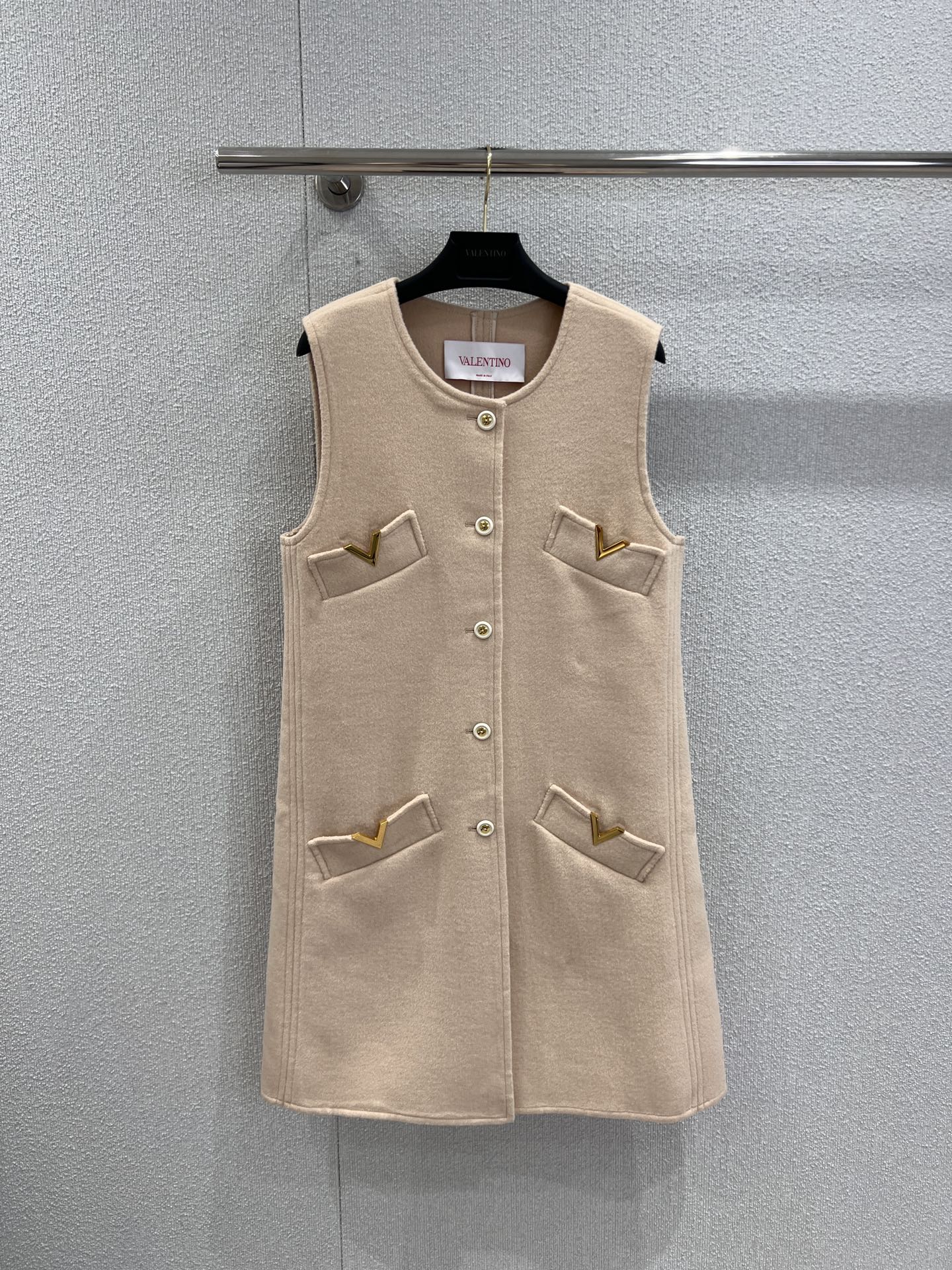 NO:549145,Support for replacement Valenti*o 25Fw early autumn new wool blended round neck gold button wool dress | Exclusive yb development!  High-end production!  The round neck sleeveless silhouette is used, and the neat cut out the calm and atmospheric dressing attitude; the gold buttons are arranged vertically along the placket, echoing the V-shaped metal logo in the pocket, cleverly combining the ingenious craftsmanship of the haute couture workshop with the brand's iconic luxury genes. The wool-blend fabric brings a dual sense of high-end vision and tactile in early autumn. S/M/L real-life details pictures are available in stock, valentino, skirts, alexander wang19860909支持换款 Valenti*o 25Fw早秋新款 羊毛混纺圆领金扣毛呢连衣裙丨独家yb开发！高版出品！采用圆领无袖廓形,利落剪裁勾勒出从容大气的着装态度；金色纽扣沿门襟纵向排列,与口袋处的V型金属徽标形成呼应,将高定工坊的匠心工艺与品牌标志性的奢华基因巧妙糅合,羊毛混纺面料在早秋带来视觉与触觉的双重高级感.现货发售S/M/L实拍细节图,,valentino,skirts,alexander wang,Women's clothing