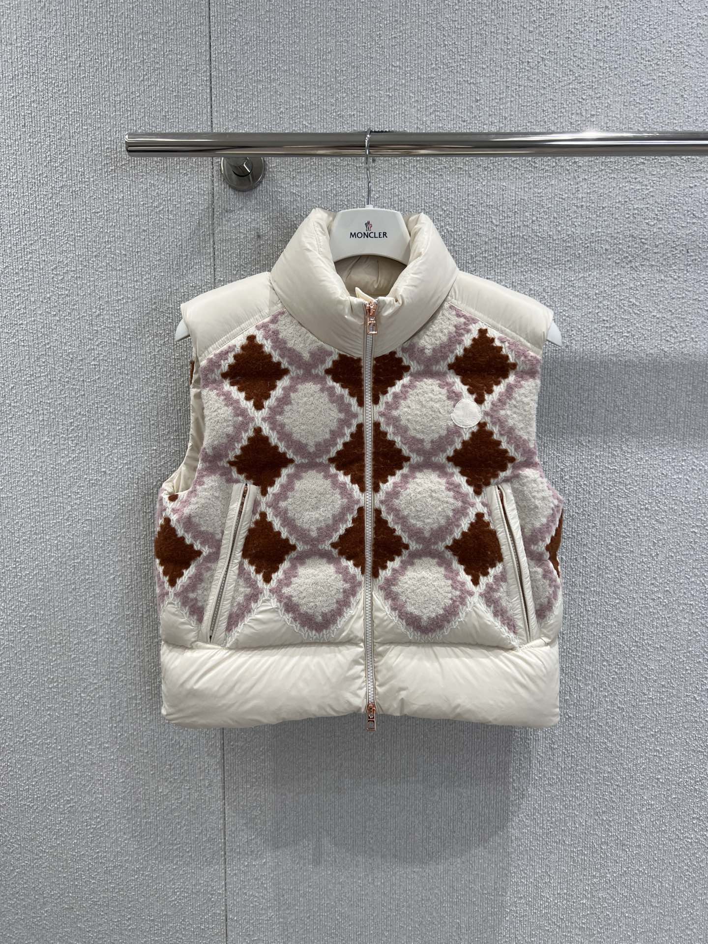 NO:549135,With dust bag Moncle* 25Fw autumn and winter new model Armathia stand-up collar plaid short down vest | Exclusive yb development!  High-end production!  The short stand-up collar silhouette is adopted, and the neat tailoring instantly raises the waistline. The stand-up collar design can resist the cold wind and add a cool aura. The pink and brown diamond plaid knitted down fabric boldly combines the elegance of retro plaid with the iconic down warmth. The metal zipper and brand logo details achieve a delicate balance between exquisiteness and function. S/M/L real-time details pictures are available in stock, Armani, down jacket, alexander wang19860909配防尘袋 Moncle* 25Fw秋冬新款 Armathia立领格纹短款羽绒马甲丨独家yb开发！高版出品！采用短款立领廓形,利落剪裁瞬间提升腰线,立领设计既能抵御寒风又添飒爽气场；粉棕菱格纹针织拼接羽绒面料,将复古格纹的优雅与标志性的羽绒保暖性大胆融合,金属拉链与品牌徽标细节,更在精致感与机能感间达成精妙平衡.现货发售S/M/L实拍细节图,,armani,down jacket,alexander wang,Women's clothing