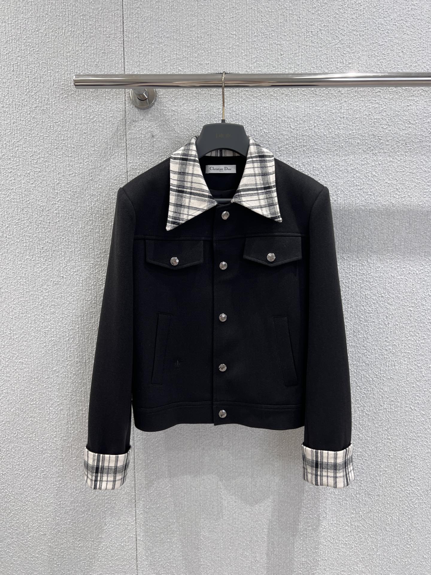 NO:560908,Support exchange Dio* 25Fw early autumn new short plaid lapel jacket丨Exclusive high-end version!  The pure black matte fabric creates a neat silhouette, and the crisp texture outlines the muscles of high fashion; while the plaid lapels and cuffs are the finishing touch. The retro tone of the black and white plaid collides with the main tone of black, instantly breaking the monotony and finding the essence between classic and rebellious.  Wonderful balance. Metal buttons adorn the body like stars, each one engraved with the D family's paranoia on craftsmanship, and the opening and closing are full of a sense of luxury and ritual. Ready-made S/M/L real shot details, dior, dior, jackets  & coats,jackets & coats,alexander wang19860909支持换款 Dio* 25Fw早秋新款 短款格纹翻领夹克外套丨独家高版出品！纯黑哑光面料塑造利落廓形,挺括质感勾勒出高级时装的筋骨；而格纹翻领与袖口则是点睛之笔,黑白格纹的复古腔调碰撞黑色主调,瞬间打破单调,在经典与叛逆间找到精妙平衡.金属纽扣如星辰点缀衣身,每一颗都镌刻着D家对工艺的偏执,开合间尽是奢华仪式感.现货发售S/M/L实拍细节图,,dior,dior,jackets & coats,jackets & coats,alexander wang,Women's clothing