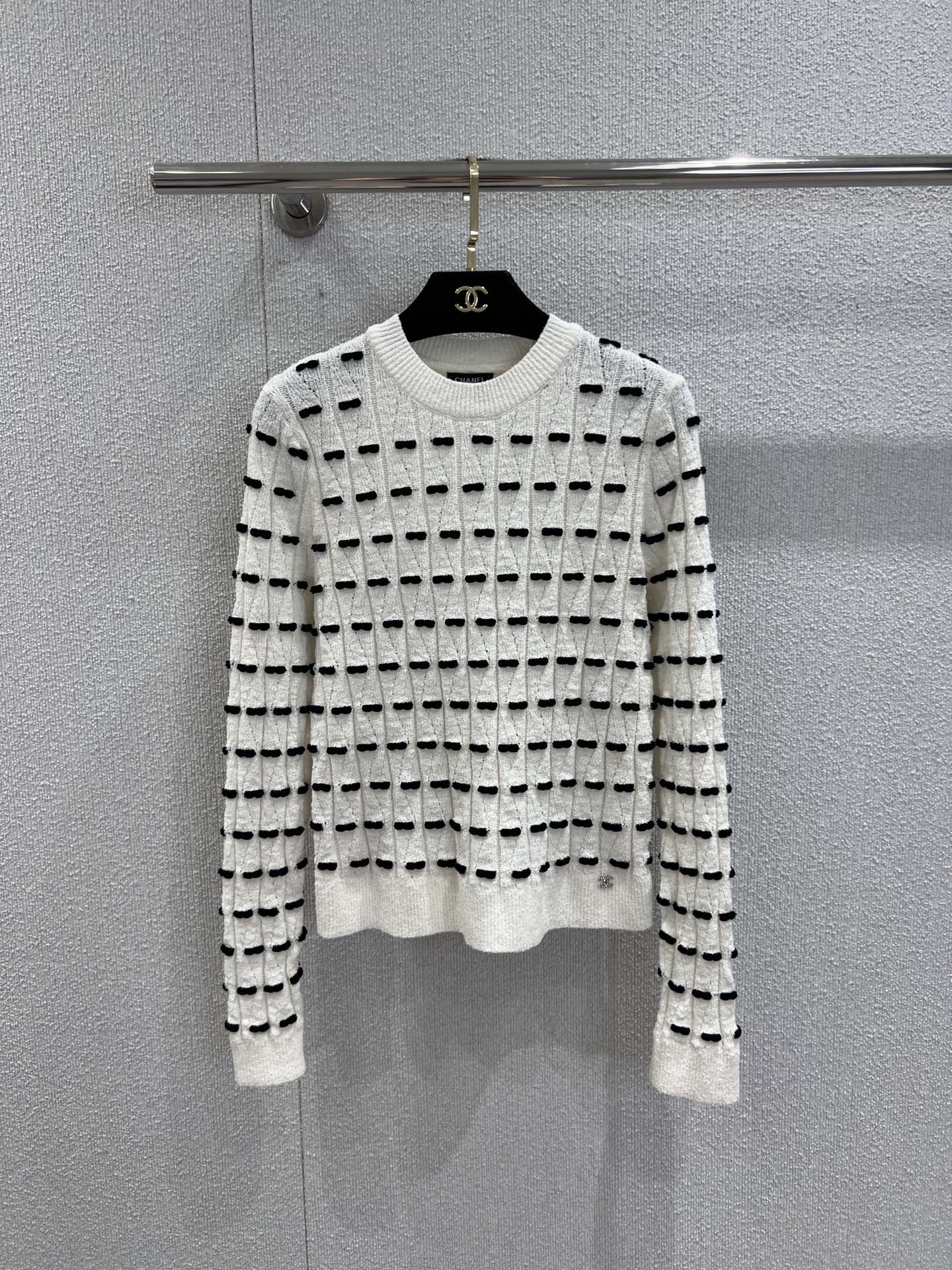 NO:549149,Support for replacement Chane* 25K premium handicraft workshop series new style bow round neck long sleeve knitted top | Exclusive yb development!  High-end production!  Selected soft and crisp wool-blend fabric, with round neck long sleeve silhouette, classic style hidden ingenuity, on the black and white knitted texture, the three-dimensional bow jacquard is as interesting as an artistic symbol, combining the high-end texture of C with the girl's agility and sweetness; the delicate knitted fabric brings the double tenderness of vision and touch in autumn and winter, and explains French laziness and playful vitality in every move. S/M/L real-life details pictures are available in stock, chanel, alexander wang19860909支持换款 Chane* 25K高级手工坊系列新款 蝴蝶结圆领长袖针织上衣丨独家yb开发！高版出品！甄选柔糯且挺括的羊毛混纺面料,采用圆领长袖廓形,经典版型暗藏巧思,黑白混织的针织纹理上,满幅立体蝴蝶结提花如艺术符号般充满趣味,将C的高级质感与少女的灵动甜酷巧妙糅合；细腻的针织面料在秋冬带来视觉与触觉的双重温柔,举手投足间尽释法式慵懒与俏皮活力.现货发售S/M/L实拍细节图,,chanel,alexander wang,Women's clothing