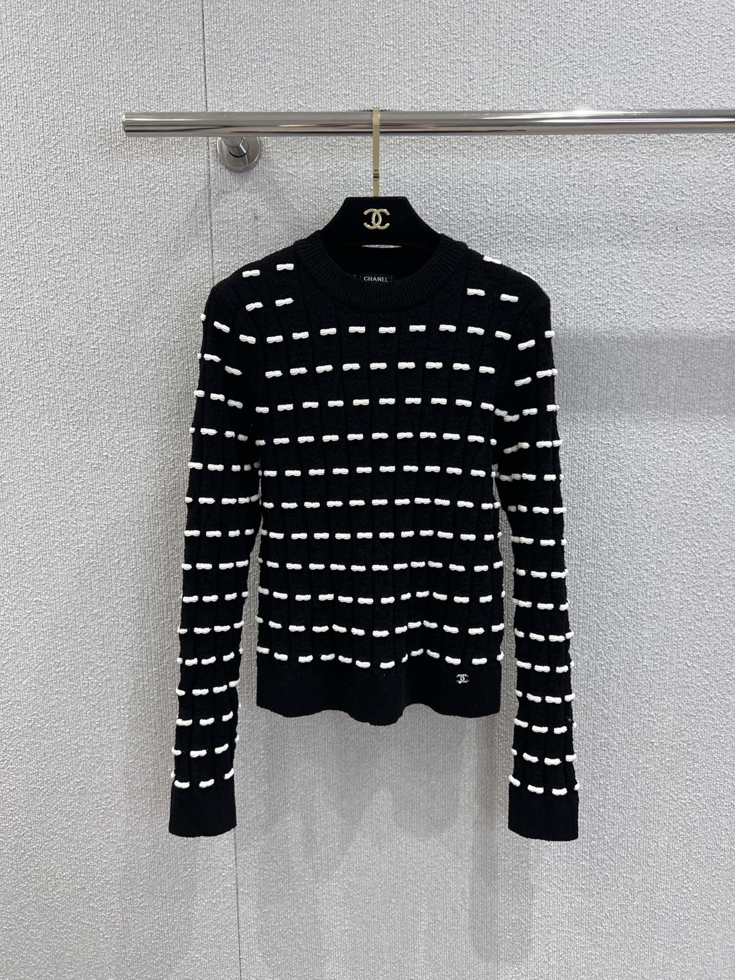 NO:549160,Support for replacement Chane* 25K premium handicraft workshop series new style bow round neck long sleeve knitted top | Exclusive yb development!  High-end production!  Selected soft and crisp wool-blend fabric, with round neck long sleeve silhouette, classic style hidden ingenuity, on the black and white knitted texture, the full three-dimensional bow jacquard is as interesting as artistic symbols, combining the high-end texture of C with the girl's agility and sweetness; the delicate knitted fabric brings the double tenderness of vision and touch in autumn and winter, and explains French laziness and playful vitality in every move. S/M/L real-life details pictures, chanel, alexander wang19860909支持换款 Chane* 25K高级手工坊系列新款 蝴蝶结圆领长袖针织上衣丨独家yb开发！高版出品！甄选柔糯且挺括的羊毛混纺面料,采用圆领长袖廓形,经典版型暗藏巧思,黑白混织的针织纹理上,满幅立体蝴蝶结提花如艺术符号般充满趣味,将C的高级质感与少女的灵动甜酷巧妙糅合；细腻的针织面料在秋冬带来视觉与触觉的双重温柔,举手投足间尽释法式慵懒与俏皮活力.现货发售S/M/L实拍细节图,,chanel,alexander wang,Women's clothing