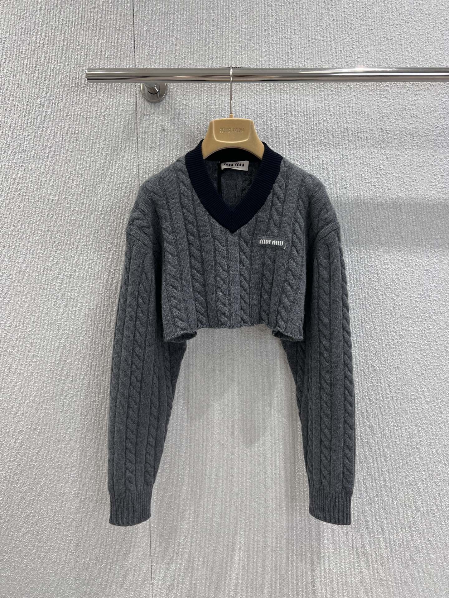 NO:549115,Support replacement Miumi* 25Fw autumn and winter new style, thick patterned V-neck short sweater丨Exclusive yb development!  High-end production!  Select soft and crisp wool blend fabric, using an ultra-short V-neck design, the contrasting collar and the twisted texture of the body form a visual layer, and the tailoring that exposes the waistline instantly fills the body proportions; the iconic logo embellishes the chest, cleverly combining the retro feel of the college style with the exquisiteness of the luxury brand. The thick knitted fabric keeps warm in autumn and winter, while giving the full three-dimensional feeling. Recommended!  S/M/L real photos, miumiu, sweaters, alexander wang19860909支持换款 Miumi* 25Fw秋冬新款 麻花纹厚款V领短款毛衣丨独家yb开发！高版出品！甄选柔糯且挺括的羊毛混纺面料,采用超短款V领设计,撞色领口与衣身的麻花纹理形成视觉层次,露出腰线的剪裁瞬间拉满身材比例；标志性的徽标点缀胸前,将学院风的复古感与奢牌的精致感巧妙糅合,厚款针织面料在秋冬保暖的同时,更赋予造型饱满的立体感.推荐！现货发售S/M/L实拍细节图,,miumiu,sweaters,alexander wang,Women's clothing