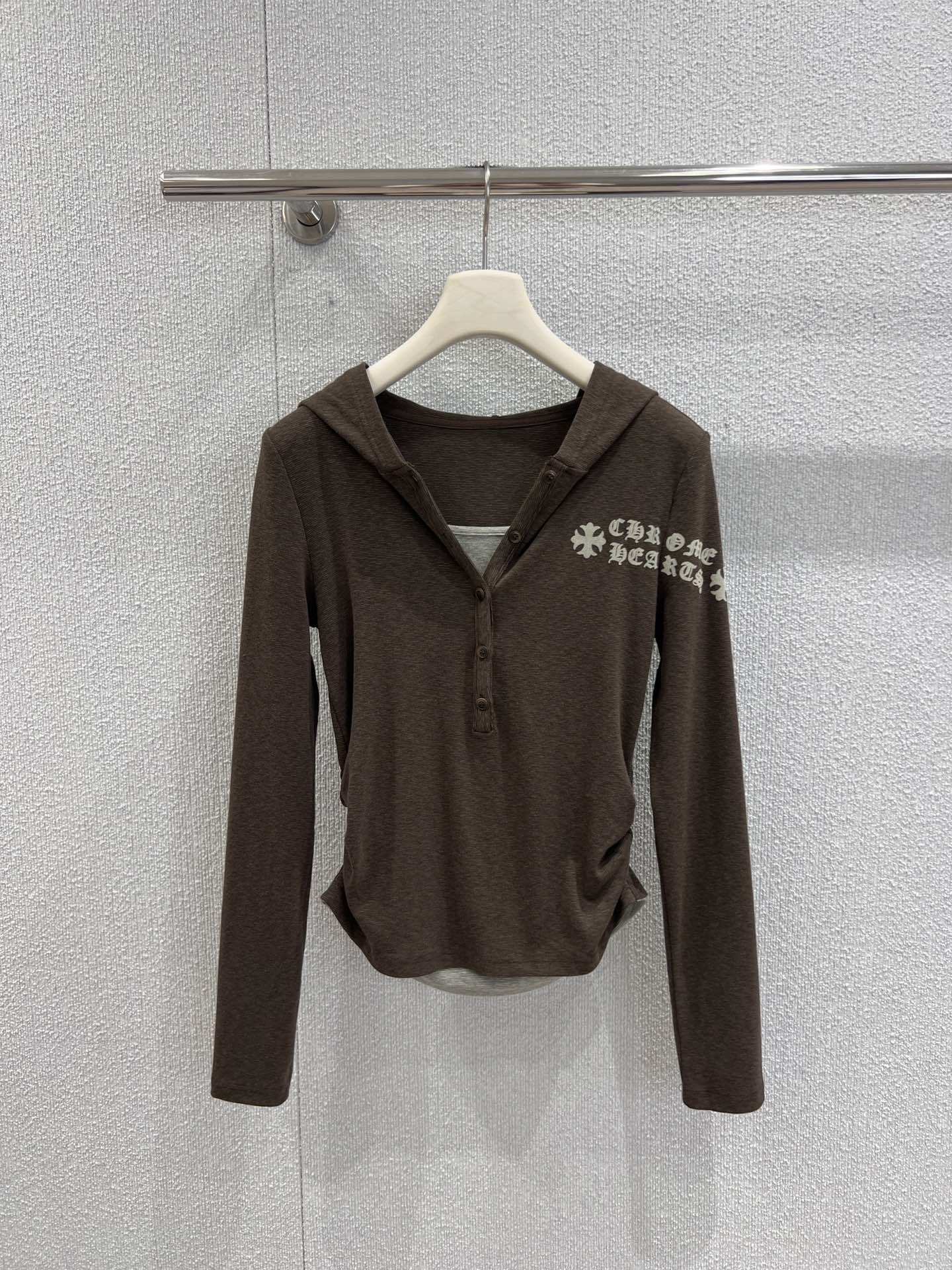 NO:560914,Support exchange of Chorme heart* 25Fw early autumn new Sanskrit flocking printed fake two-piece hooded long-sleeved T-shirt | Exclusive high-end version!  Choose skin-friendly knitted fabrics, which can be worn in early autumn while retaining breathability and resisting the slight cold. The soft and waxy texture is next to the skin without pressure. It adopts a fake two-piece structure, and the inner layering is vaguely exposed, creating a casual layering feeling; the iconic Sanskrit flocking print is eye-catchingly embellished on the sleeves, and the slim tailoring accurately outlines the body curve. The long-sleeved design is both fashionable and practical. Whether it is worn alone to create an American retro style, or layered with a jacket for a cool street style, it can be perfectly adapted!  Ready sale S/M/L real shot details, jackets & coats, tees, t-shirts, hats, alexander wang19860909支持换款Chorme heart* 25Fw早秋新款 梵文植绒印花假两件连帽长袖T恤丨独家高版出品！选亲肤针织面料,早秋穿着既保留透气性,又能抵御微凉,软糯质感贴肤无压.采用假两件结构,内搭式打底隐约露出,营造随性叠穿感；标志性梵文植绒印花醒目点缀袖身,修身剪裁精准勾勒身形曲线,长袖设计兼顾时髦与实用,无论是单穿打造美式复古风,还是叠搭外套走街头潮酷路线,都能完美适配！现货发售S/M/L实拍细节图,,jackets & coats,tees，t-shirt,hats,alexander wang,Women's clothing