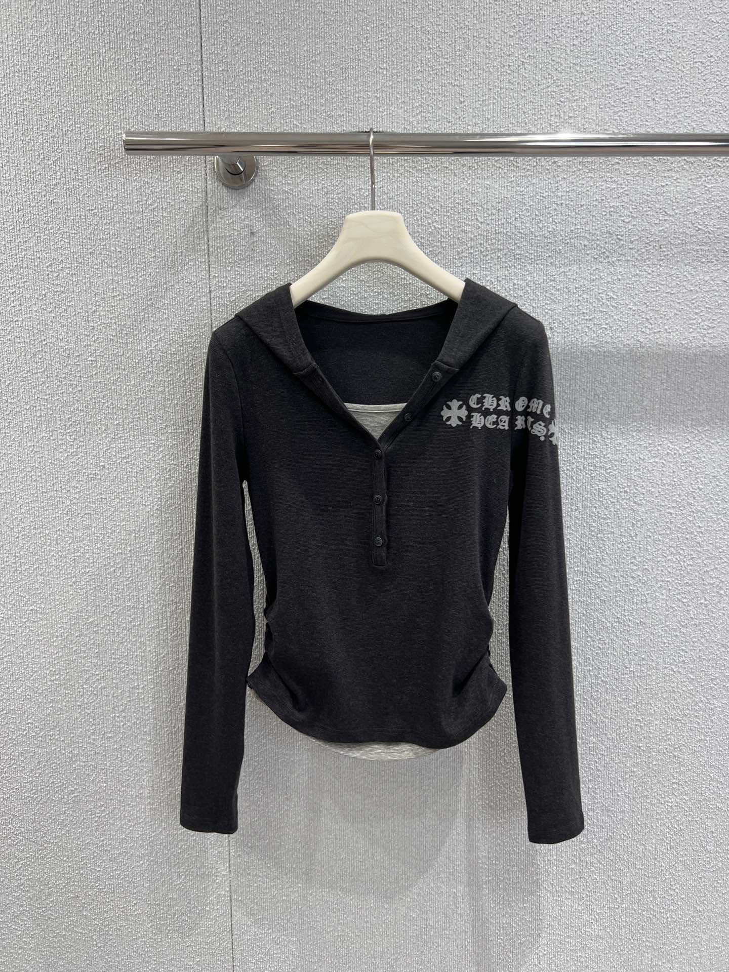 NO:560896,Support exchange of Chorme heart* 25Fw early autumn new Sanskrit flocking printed fake two-piece hooded long-sleeved T-shirt | Exclusive high-end version!  Choose skin-friendly knitted fabrics, which can be worn in early autumn while retaining breathability and resisting the slight cold. The soft and waxy texture is next to the skin without pressure. It adopts a fake two-piece structure, and the inner layering is vaguely exposed, creating a casual layering feeling; the iconic Sanskrit flocking print is eye-catchingly embellished on the sleeves, and the slim tailoring accurately outlines the body curve. The long-sleeved design is both fashionable and practical. Whether it is worn alone to create an American retro style, or layered with a jacket for a cool street style, it can be perfectly adapted!  Ready sale S/M/L real shot details, jackets & coats, tees, t-shirts, hats, alexander wang19860909支持换款Chorme heart* 25Fw早秋新款 梵文植绒印花假两件连帽长袖T恤丨独家高版出品！选亲肤针织面料,早秋穿着既保留透气性,又能抵御微凉,软糯质感贴肤无压.采用假两件结构,内搭式打底隐约露出,营造随性叠穿感；标志性梵文植绒印花醒目点缀袖身,修身剪裁精准勾勒身形曲线,长袖设计兼顾时髦与实用,无论是单穿打造美式复古风,还是叠搭外套走街头潮酷路线,都能完美适配！现货发售S/M/L实拍细节图,,jackets & coats,tees，t-shirt,hats,alexander wang,Women's clothing