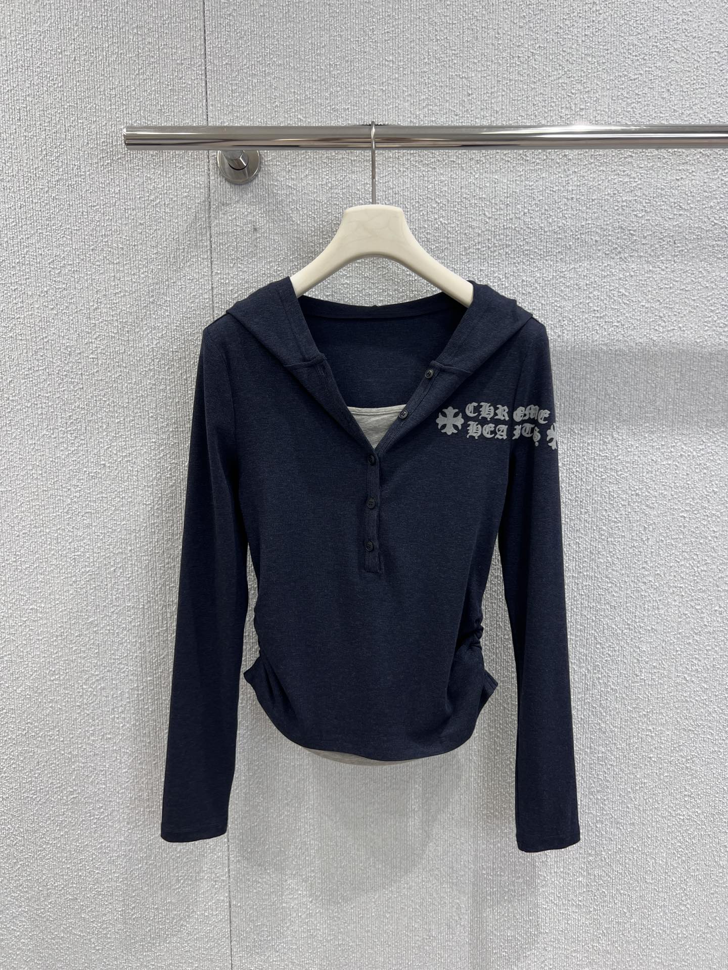 NO:560922,Support exchange of Chorme heart* 25Fw early autumn new Sanskrit flocking printed fake two-piece hooded long-sleeved T-shirt | Exclusive high-end version!  Choose skin-friendly knitted fabrics, which can be worn in early autumn while retaining breathability and resisting the slight cold. The soft and waxy texture is next to the skin without pressure. It adopts a fake two-piece structure, and the inner layering is vaguely exposed, creating a casual layering feeling; the iconic Sanskrit flocking print is eye-catchingly embellished on the sleeves, and the slim tailoring accurately outlines the body curve. The long-sleeved design is both fashionable and practical. Whether it is worn alone to create an American retro style, or layered with a jacket for a cool street style, it can be perfectly adapted!  Ready sale S/M/L real shot details, jackets & coats, tees, t-shirts, hats, alexander wang19860909支持换款Chorme heart* 25Fw早秋新款 梵文植绒印花假两件连帽长袖T恤丨独家高版出品！选亲肤针织面料,早秋穿着既保留透气性,又能抵御微凉,软糯质感贴肤无压.采用假两件结构,内搭式打底隐约露出,营造随性叠穿感；标志性梵文植绒印花醒目点缀袖身,修身剪裁精准勾勒身形曲线,长袖设计兼顾时髦与实用,无论是单穿打造美式复古风,还是叠搭外套走街头潮酷路线,都能完美适配！现货发售S/M/L实拍细节图,,jackets & coats,tees，t-shirt,hats,alexander wang,Women's clothing