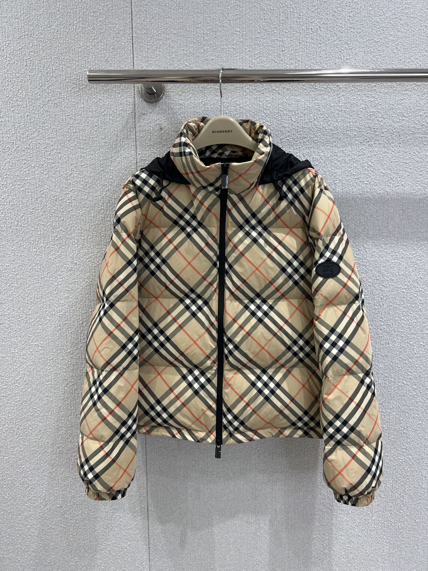 NO:561675,Comes with dust bag Burb*rry 25Fw new autumn and winter zipper stand collar short down jacket丨Exclusively developed by yb!  High quality production!  It adopts a short silhouette, which is friendly to all body shapes. It can be matched with high-waisted trousers to show the proportion advantage. It is filled with high-quality down, which is fluffy and full but not bloated. It can provide warmth in winter while still being light and agile. The stand-up collar design is neat and stylish, both  It can resist the cold wind and inject a sophisticated aura into the outfit; three colors are available - cherry blossom pink is sweet and gentle, classic black is cool and versatile, plaid style is retro and eye-catching, ready for sale S/M/L real shot details, burberry, jackets  & coats,down jacket,alexander wang19860909配防尘袋 Burb*rry 25Fw秋冬新款 拉链立领短款羽绒服外套丨独家yb开发！高版出品！采用短款廓形,对各种身形友好,搭配高腰裤装更显比例优势.精选高品质羽绒填充,蓬松饱满却不臃肿,冬日保暖性拉满的同时,依旧能穿出轻盈灵动感.立领设计利落有型,既能抵御寒风,又为穿搭注入干练气场；三色可选——樱花粉清甜温柔,经典黑酷飒百搭,格纹款复古吸睛,现货发售S/M/L实拍细节图,,burberry,jackets & coats,down jacket,alexander wang,Women's clothing