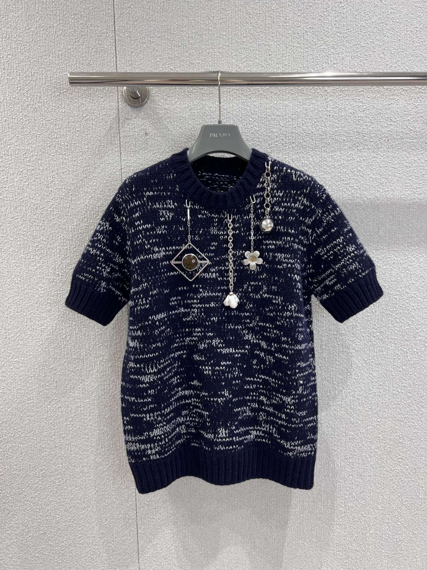 NO:549975,Support for replacement 3 Prad* 25Fw early autumn new model metal chain pendant short-sleeved knitted sweater | Exclusive yb development!  High-end production!  Blue and white mixed knitted texture is as rich as artistic texture, with a retro tone but full of modernity; the metal chain pendant system at the neckline is the finishing touch, pearl floral decorations, geometric metal buckles, and spherical pendants intertwined, boldly blending the casualness of workwear style with the exquisiteness of high-end jewelry. Every move reflects the collision luster of metal and pearls, and outlines the diverse face of contemporary luxury on the blue and white mixed knitted canvas. S/M/L real shot details, prada, sweaters, T-shirt, alexander wang19860909支持换款3 Prad* 25Fw早秋新款 金属链条吊坠短袖针织毛衣丨独家yb开发！高版出品！蓝白混色针织纹理如艺术肌理般层次丰富,自带复古腔调却又充满现代感；领口处的金属链条吊坠系统是点睛之笔,珍珠花饰、几何金属扣、球形挂坠错落交织,将工装风的率性与高定珠宝的精致感大胆融合,每一次移动都折射出金属与珍珠的碰撞光泽,在蓝白混织的针织画布上,勾勒出当代奢华的多元面貌.现货发售S/M/L实拍细节图,,prada,sweaters,T-shirt,alexander wang,Women's clothing